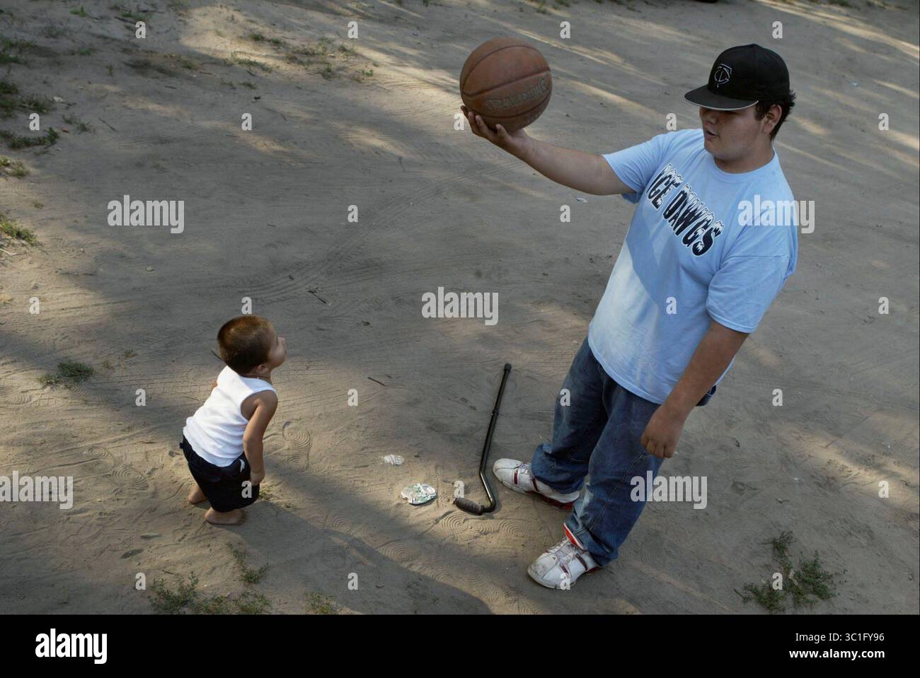 2 agosto 2005; Red Lake, Minnesota, Stati Uniti; il 15enne Jeff May prende in giro suo nipote, il vecchio 2yr "Little" Ron. Jeff non ha bisogno del suo arem sinistro e trascina un po' la gamba sinistra, usa un bastone per bilanciare il tutto illuminato da un ictus che ha subito dopo essere stato colpito in faccia cercando di difendersi e salvare gli altri in una classe alla Red Lake High School mentre uno "sparatutto" studentesco ha attaccato la sua classe. Jeff è stato salutato come un eroe da quando ha attaccato l'assassino (Jeffrey Weiss) con l'unica cosa che aveva a disposizione, una matita. Credito obbligatorio: Foto di /Minneapolis Star/ZUMA Press. (©) Copyright 2005 di Minneapolis Star Foto Stock