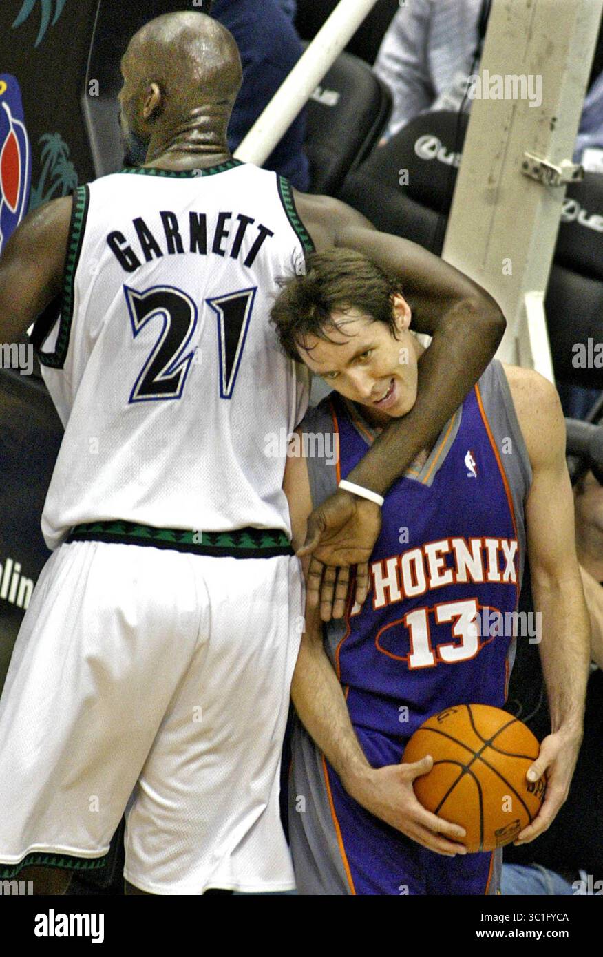 23 febbraio 2007 - Minneapolis, Minnesota, Stati Uniti - STEVE NASH di Phoenix ha avuto la meglio su questo GARNETT. Nash star mentre Garnett gioca a mettere Nash in una posizione di vantaggio nell'azione del secondo tempo. (Immagine di credito: Marlin Levison/Minneapolis Star Tribune/TNS via cavo ZUMA) Foto Stock