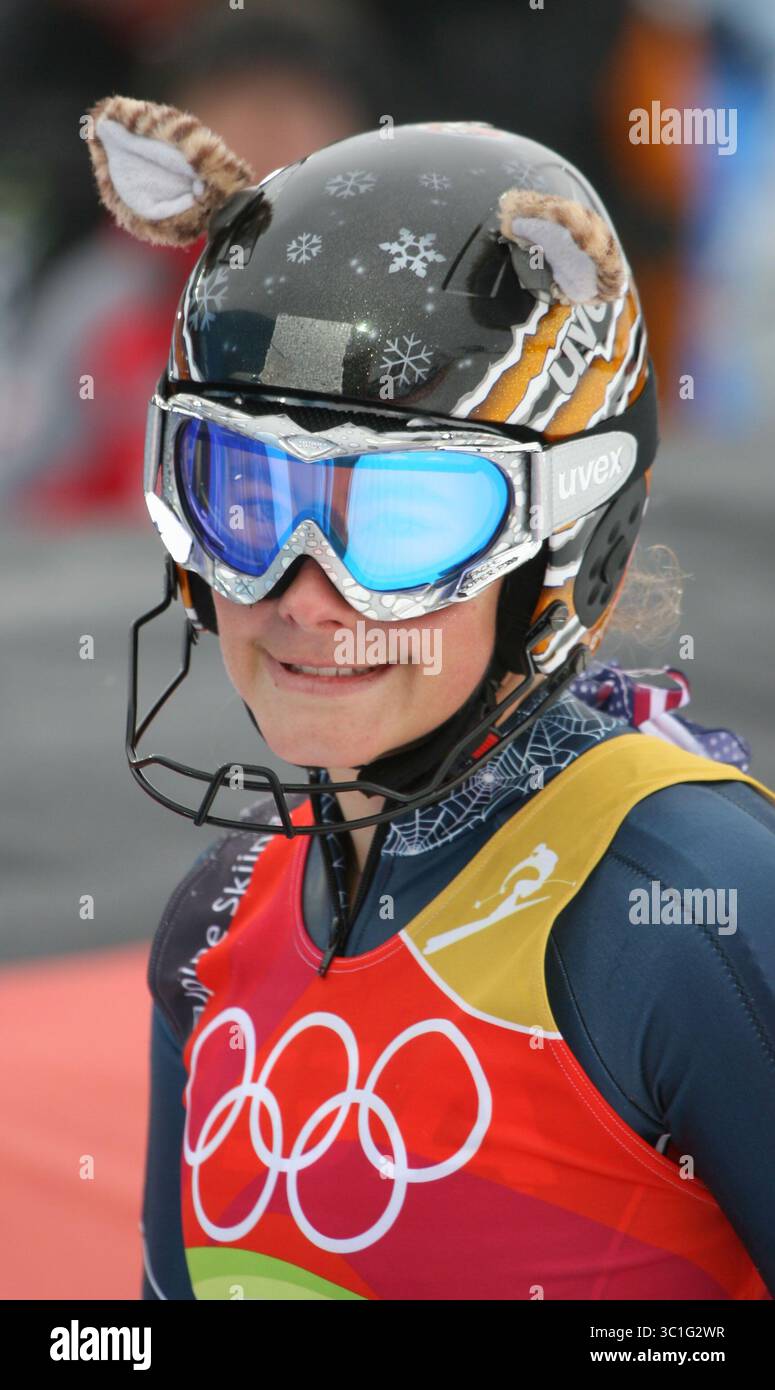 22 febbraio 2006; Sestriere Colle, Stati Uniti; gli sciatori olimpici del Minnesota hanno avuto un periodo difficile sul campo da slalom femminile a Sestriere Colle mercoledì pomeriggio. Kristina Koznick si è classificata al 34° posto, 3,34 secondi dopo la leader svedese Anja Paerson. Lindsey Kildow era al 15° posto, a 1,54 secondi di ritardo. Spettacoli fotografici: RESI STIEGLER degli Stati Uniti indossava orecchie sul casco. Potrebbero averla rallentata; era al 17° posto dopo la prima corsa. Credito obbligatorio: Foto di /Minneapolis Star T/ZUMA Press. (©) Copyright 2003 di Minneapolis Star T (immagine di credito: Jeff Wheeler/Minneapolis Star T Foto Stock