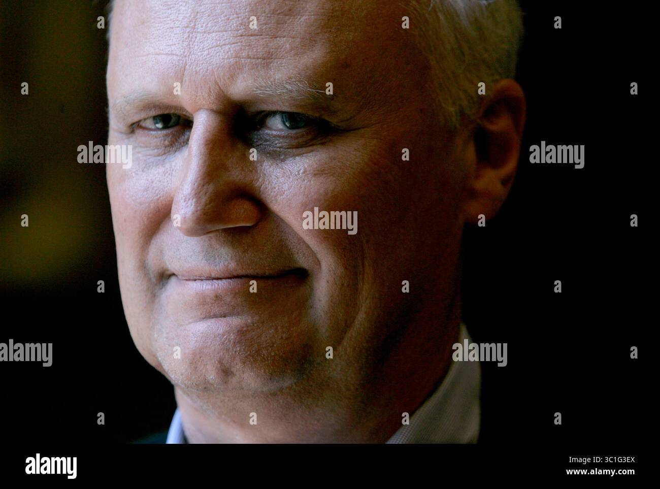 27 giugno 2006; Minneapoils, MN, USA; Tim Larsen, presidente della Larsen Design di Minneapolis. Larsen Design è stato l'architetto dietro tutti i cartelli in vetro, elettronica, legno e acciaio in tutti gli 8 piani della nuova Guthrie. Il progetto da 400.000 dollari impiegò due anni per portare a compimento e ottenere l'aspetto pulito che gli architetti dell'edificio volevano, pur garantendo un flusso di traffico regolare, aderendo alla segnaletica americana con disabilità e guidando i clienti verso ascensori nascosti dietro grandi pareti. Alcuni cartelli elettronici scompaiono nell'architettura quando non sono in uso. Credito obbligatorio: Foto Foto Stock