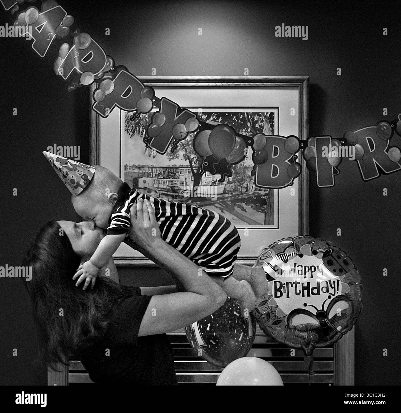 31 ottobre 2006; Minneapolis, Minnesota, Stati Uniti; STEPHANIE WITTLEDER bacia suo figlio, LANCE, durante la sua prima festa di compleanno alla Ronald McDonald House di Minneapolis. Lance ha subito un trapianto di rene salvavita a fine luglio. Il rene e' stato donato dal padre di Lance, Eric Wittleder. Meno di un mese prima del suo primo compleanno Lance Wittleder ricevette un dono notevole, un rene sano e salvavita, da suo padre, Eric. Lance è nata con la sindrome di Prune Belly, una rara malattia di origine sconosciuta che causa complicazioni che includono muscoli addominali mancanti o deboli e reni Foto Stock