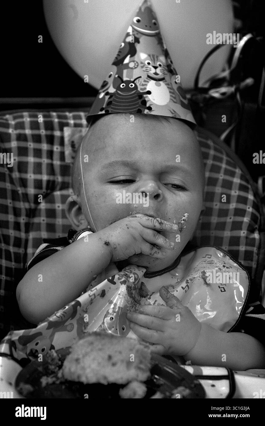 31 ottobre 2006; Minneapolis, Minnesota, Stati Uniti; LANCE WITTLEDER mangia con entusiasmo la torta durante la sua prima festa di compleanno al Ronald McDonald House di Minneapolis. Lance ha subito un trapianto di rene salvavita a fine luglio. Il rene e' stato donato da suo padre, Eric Wittleder. Meno di un mese prima del suo primo compleanno Lance Wittleder ricevette un dono notevole, un rene sano e salvavita, da suo padre, Eric. Lance è nata con la sindrome di Prune Belly, una rara malattia di origine sconosciuta che causa complicazioni che includono muscoli addominali mancanti o deboli e prob renale Foto Stock