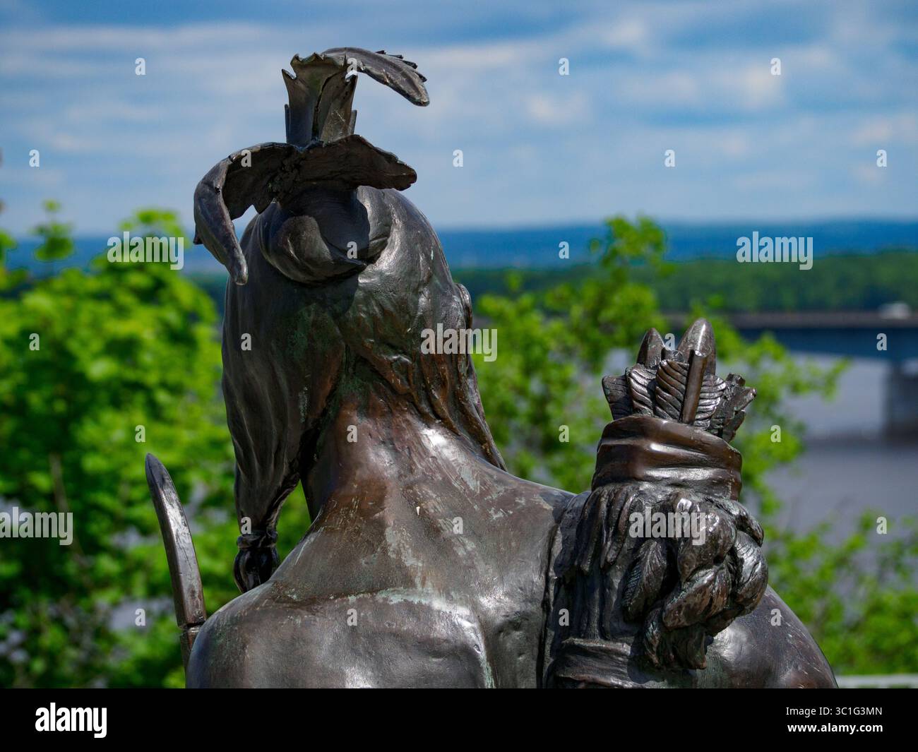 Vista ravvicinata della testa da dietro la statua di Kichi Zhou situata presso Kiweki Point a Ottawa, Ontario, Canada Foto Stock
