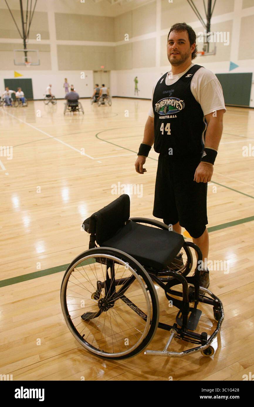 23 gennaio 2007; St. Paul, Minnesota, Stati Uniti; JEFF GUSTAFSON usa il basket in sedia a rotelle per mantenersi in forma. Gustafson ha una malattia muscolare degenerativa ed è in grado di stare in piedi e camminare. Credito obbligatorio: Foto di /ZUMA Press. (©) Copyright 2007 di Minneapolis Star Tribune (immagine di credito: Renee Jones Schnider/Minneapolis Star Tribune/TNS via ZUMA Wire) Foto Stock