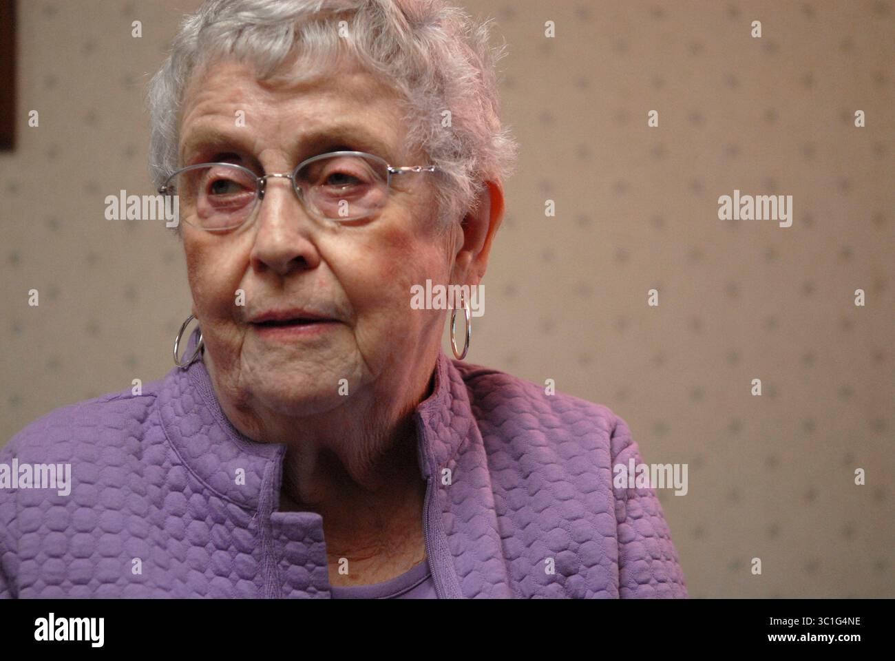 ¥, Mn venerdì 3/16/2007 al Lakeview Commons i residenti di un centro di vita assistito amano giocare, '[mpower'- un computer touchscreen con videogiochi progettati per sollecitare memoria e capacità di pensiero..in questa foto: Onorare hacker { cq} al '[mpower'- un computer touchscreen , gioca fedelmente almeno una volta al giorno ed è il coordinatore residente per i residenti che giocano a questo gioco...INFORMAZIONI GENERALI: la storia parla di un boom di prodotti progettati per "esercitare il cervello" come modo per prevenire la demenza. A Lakeview Commons, un centro di assistenza per anziani, stanno testando un programma ca Foto Stock