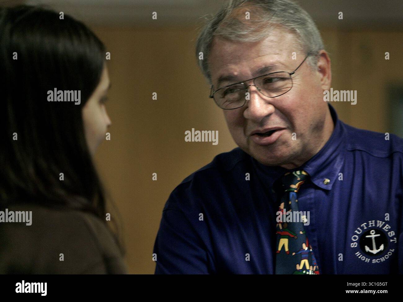16 maggio 2006 - Minneapolis, Minnesota, Stati Uniti - Ii Smith, preside della Southwest High School, parla con gli studenti nel corridoio più trafficato della scuola tra le lezioni, martedì 16 maggio 2006. Smith ha recentemente vinto onorificenze nazionali per il suo coinvolgimento nella comunità, che include tenere ore regolari in un caffè locale, raggiungere i voti medi e essere accessibile agli studenti. (Immagine di credito: Elizabeth Flores/Minneapolis Star Tribune/TNS via cavo ZUMA) Foto Stock
