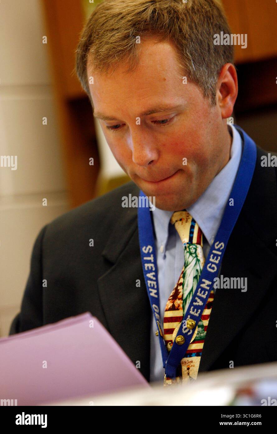 Farmington, Minnesota - 28 aprile 2010 - in un rito primaverile apparentemente secolare, i dirigenti di tutto il Minnesota stanno rispondendo alle richieste dei genitori che vogliono un posto speciale per i loro figli in classifica in autunno. A volte vogliono che i loro figli imparino da un insegnante particolare; a volte non vogliono un insegnante particolare. A volte vogliono che i migliori amici siano messi nella stessa classe o in classi diverse... In questa foto: Il preside della scuola elementare North Trail Steven Geis guarda ad alcuni dei 57 moduli di input dei genitori che la scuola ha ricevuto su un numero di iscritti scolastici di 641 studenti. Foto Stock