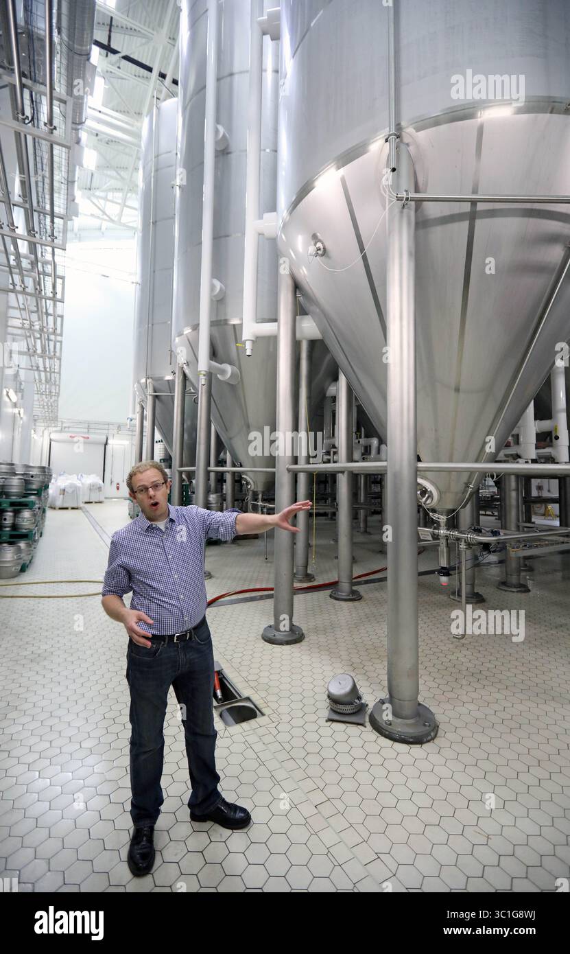 19 maggio 2017 - St. Paul, Minnesota, Stati Uniti - domande e risposte su Magazine con Damian McConn, Head Brewer di Summit Brewing Co. Di St. Paul. Qui, McConn, all'interno dell'enorme cantina di fermentazione, ogni serbatoio contiene 10.000 galloni di birra. McConnÕs interesse per le industrie della birra e della distillazione è iniziato con un progetto di ricerca sulle scuole superiori sulla Cassidy Brewery and Distillery nella sua nativa Kildare, in Irlanda. Ha poi completato una laurea con lode in birreria e distillazione presso la Heriot Watt University di Edimburgo, in Scozia, seguita da stint presso il primo birrificio artigianale di IrelandÕs e presso il birrificio Guinness di Londra... dopo essersi trasferito Foto Stock