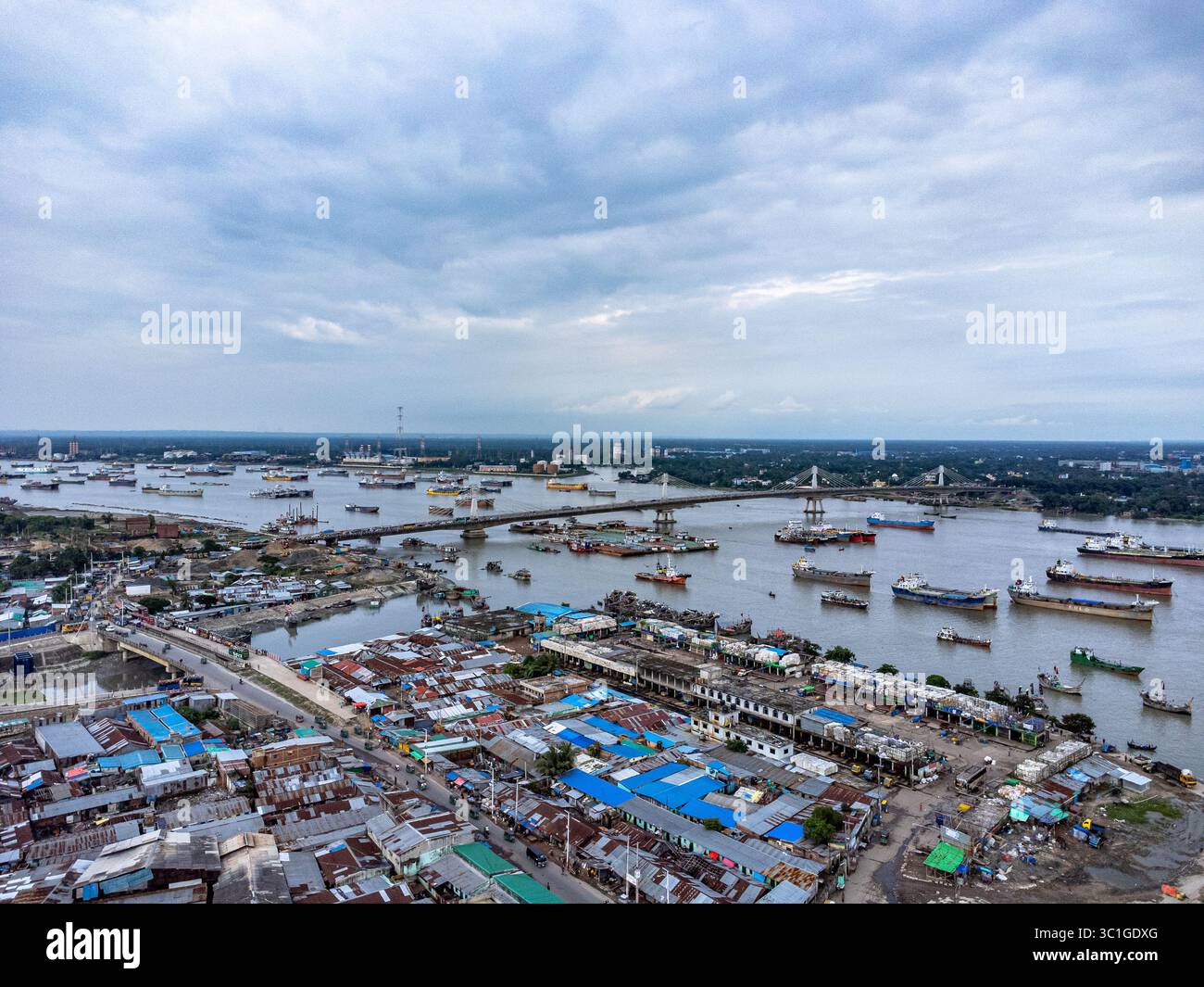 Ponte con vista aerea, barca, edifici e centinaia di navi ancorate nel fiume Karnafuli vicino al porto di Chattogram, sulla costa della baia del Bengala Foto Stock