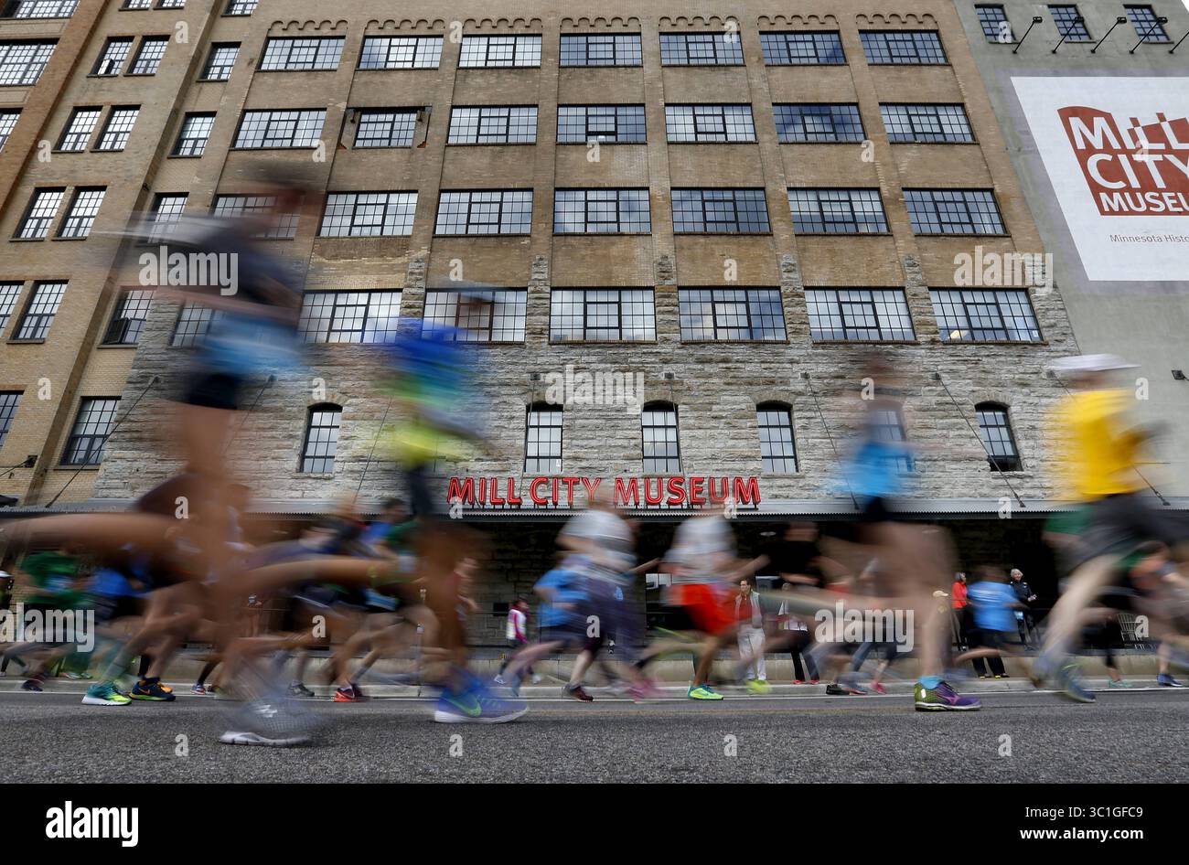 12 maggio 2016 - Minneapolis, Minnesota, Stati Uniti - i corridori si sono fatti strada lungo South Second Street passando davanti al Mill City Museum durante il TC di 1 miglio di giovedì a Minneapolis. - 12 maggio 2016, Minneapolis, Minnesota, campionato nazionale degli Stati Uniti TC 1 miglio lungo il fiume, i migliori milers americani correranno nel Minnesota Mile, che inizia vicino e termina al Guthrie Theatre. (Immagine di credito: Carlos Gonzalez/Minneapolis Star Tribune/TNS via cavo ZUMA) Foto Stock