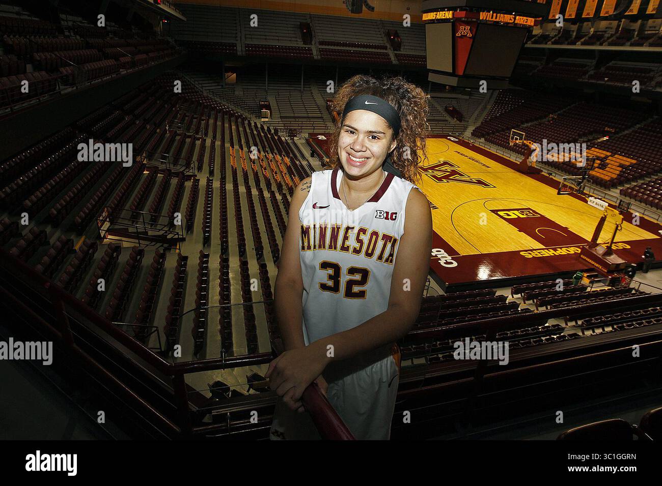 6 dicembre 2013 - Minneapolis, MN, Stati Uniti - Amanda Zahui dell'Università del Minnesota viene dalla Svezia, ed è come la versione svedese di Janel McCarville, grande e buono. Qui si erge sopra la Williams Arena, venerdì 6 novembre 2013 a Minneapolis, Minnesota. (/STAR TRIBUNE) (immagine di credito: Elizabeth Flores/Minneapolis Star Tribune/TNS via cavo ZUMA) Foto Stock 6 dicembre 2013 - Minneapolis, MN, Stati Uniti - Amanda Zahui dell'Università del Minnesota viene dalla Svezia, ed è come la versione svedese di Janel McCarville, grande e buono. Qui si erge sopra la Williams Arena, venerdì 6 novembre 2013 a Minneapolis, Minnesota. (/STAR TRIBUNE) (immagine di credito: Elizabeth Flores/Minneapolis Star Tribune/TNS via cavo ZUMA) Foto Stock