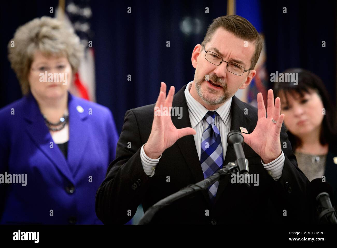 12 gennaio 2015 - St. Paul, Minnesota, Stati Uniti - il senatore Scott Dibble ha presentato oggi il disegno di legge del Senato sulla finanza dei trasporti durante una conferenza stampa del Campidoglio. Dietro di lui ci sono i membri del comitato, il senatore Vicki Jensen e il senatore Susan Kent. Lunedì 12 gennaio 2015 il senatore Scott Dibble (DFL - Minneapolis) presidente del Comitato per i trasporti e la sicurezza pubblica del Senato, ha presentato la legge finanziaria del Senato sui trasporti, un disegno di legge completo per affrontare MinnesotaÕs le esigenze di trasporto ora e in futuro. La legislazione aumenta le entrate per i finanziamenti ai trasporti a poco meno di 800 milioni di dollari, con un ulteriore aumento Foto Stock