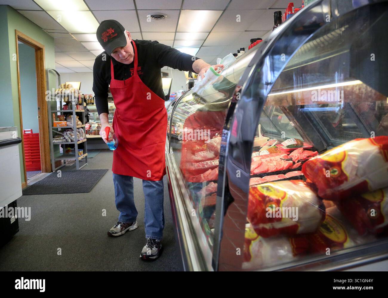 3 febbraio 2015 - Anoka, Minnesota, Stati Uniti - l'impiegato Bill Ramsey pulisce il vetro da banco presso Anoka Meat and Sausage martedì 3 febbraio 2015, a Minneapolis, Minnesota. Nonostante l'aumento della domanda di cibo coltivato localmente, uno studio recente ha rilevato che decine di piccole macellerie nello stato potrebbero chiudere nei prossimi 10 anni Bill Ramsey, cq (immagine di credito: David Joles/Minneapolis Star Tribune/TNS via ZUMA Wire) Foto Stock