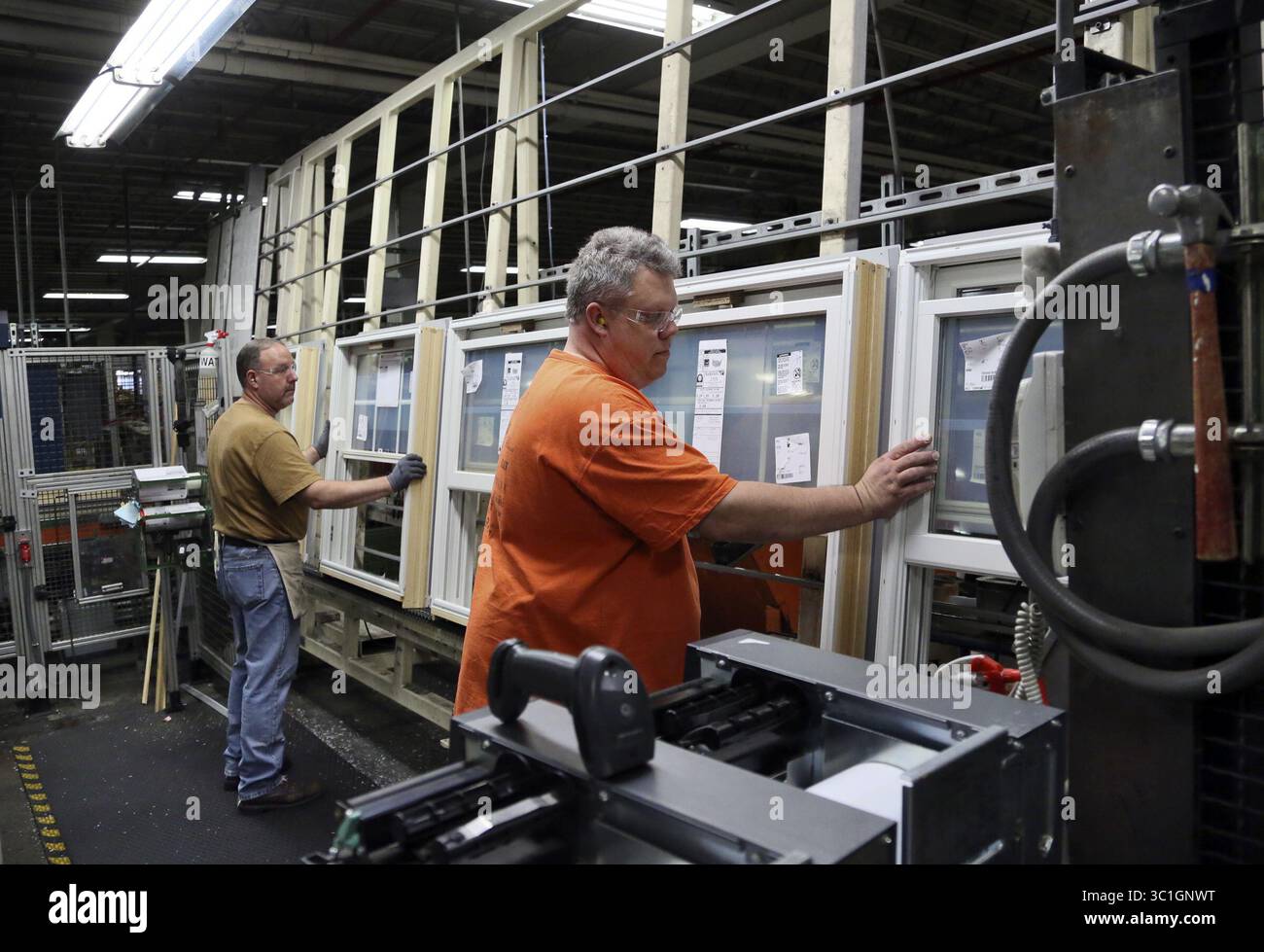 30 aprile 2014 - Bayport, Minnesota, USA - Stati Uniti - Andersen Windows uniline assembly employees Mike Rowley, Left, e Kevin Krenz installano i telai in doppio supporto mercoledì 30 aprile 2014 a Bayport, Minnesota. Andersen Windows annuncia un'espansione di 18 milioni di dollari nel suo stabilimento di Bayport. La mossa creerà 100 posti di lavoro per la città lungo il fiume, con un tasso di retribuzione medio di 19 dollari l'ora. Andersen impiega circa 2.400 lavoratori a Bayport e circa 9.000 nel Nord America. Lo stabilimento di produzione, distribuzione e uffici Anderson occupano 65 acri sotto un'unica stanza, rendendolo il più grande stabilimento di mi Foto Stock