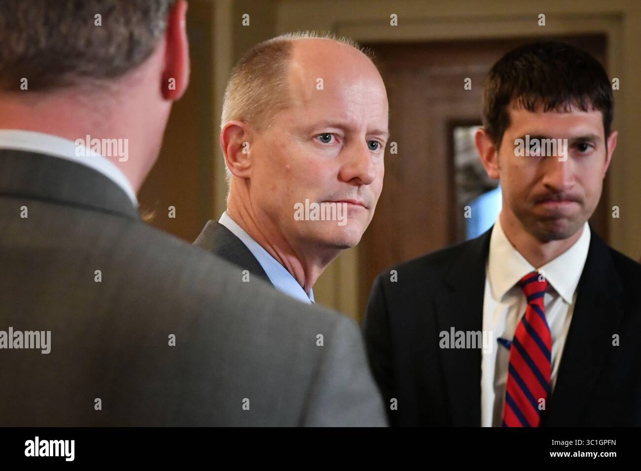 16 maggio 2017 - St. Paul, Minnesota, Stati Uniti - il presidente della camera Kurt Daudt, il leader della maggioranza del Senato Paul Gazelka e il senatore Jeremy Miller e altri leader repubblicani sono usciti da una riunione di bilancio con i democratici dicendo di aver fatto qualche progresso e si sono riuniti di nuovo nel pomeriggio. Martedì 16 maggio 2017 il senatore Jeremy Miller, a destra, è il presidente della politica e della finanza per l'occupazione e la crescita economica e il vice leader della maggioranza (immagine di credito: Glen Stubbe/Minneapolis Star Tribune/TNS via ZUMA Wire) Foto Stock