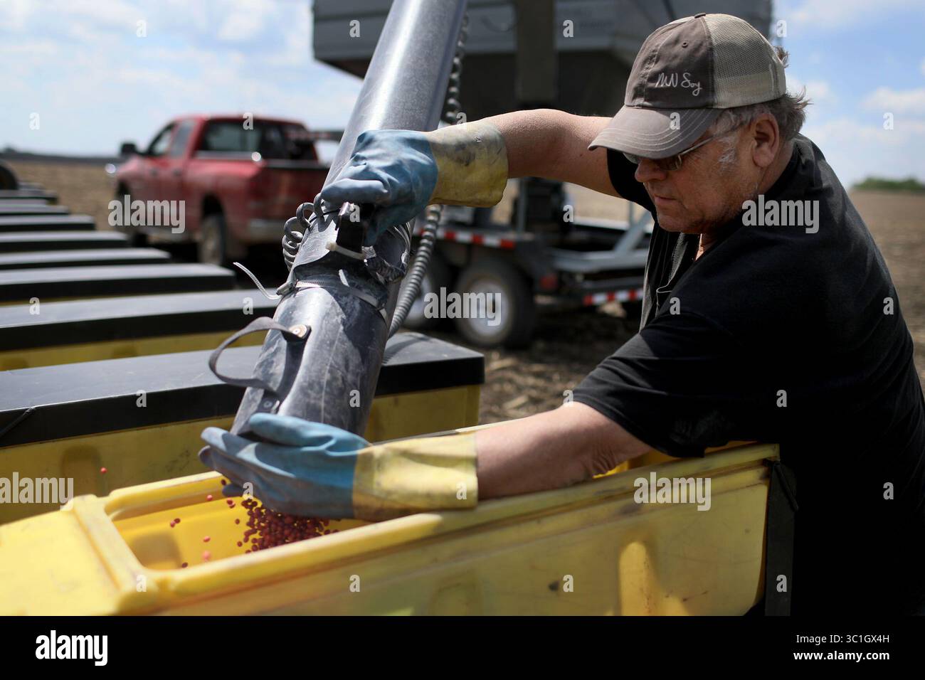 17 maggio 2018 - Lake Benton, Minnesota, USA - Stati Uniti - dagli agricoltori ai banchieri ai cittadini, alle persone del lago Benton, Minnesota, dove la soia è un pilastro dell'economia locale, parlate di ciò che vedono e pensano della tariffa cinese minacciata sulla soia e di come essa stia già influenzando. Qui, il coltivatore di colture Bob Worth del lago Benton ha coltivato per 48 anni e coltivato principalmente semi di soia su 2.200 ettari di terreno coltivabile. Egli è diffidente di una guerra commerciale degli Stati Uniti con la Cina perché in passato, quando le guerre commerciali sono state condotte troppo spesso le aziende agricole hanno sofferto, ha detto. "E' l'embargo Foto Stock
