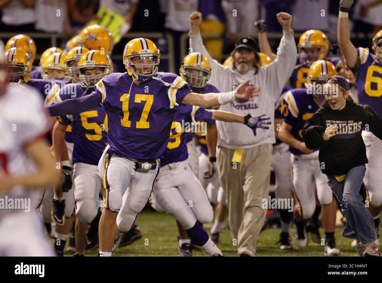 11 novembre 2011 - Minneapolis, Minnesota, Stati Uniti - quarterback, Conor Rhoda, 17, Cretin Derham-Hall guida la squadra sul campo dopo i secondi segnati per la vittoria, venerdì nella finale di classe 5A del Metrodome. Lakeville North vs Cretin Derham-Hall 1° tempo azione. I Cretin Derham-Hall Raiders hanno vinto 25, 22 [   assegnazione  #20020579A  11 novembre 2011   LUG: Pep1112  INFORMAZIONI AGGIUNTIVE: Nome CQ per roster (immagine di credito: Tom Wallace/Minneapolis Star Tribune/TNS via ZUMA Wire) Foto Stock
