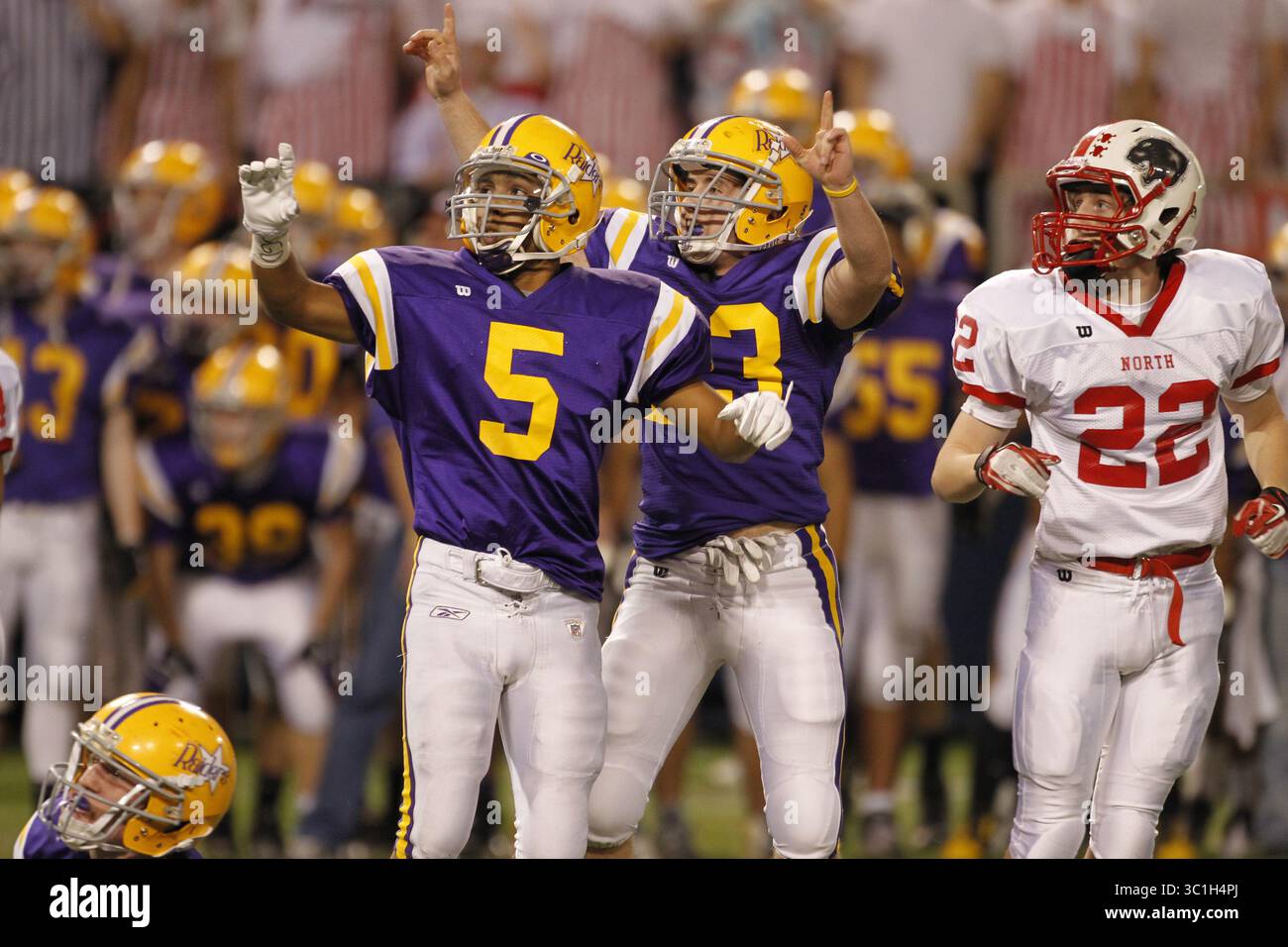 11 novembre 2011 - Minneapolis, Minnesota, Stati Uniti - Kicker, Zachary Hager, 5, Cretin Derham-Hall ha visto il suo secondo tentativo di Field goal passare attraverso i vertici per la vittoria, venerdì nella finale di classe 5A del Metrodome. Lakeville North vs Cretin Derham-Hall. I Raiders vinsero con quest'ultimo Field goal secon. 25, 2. Gli altri giocatori sono Connor Keane, 13 anni, e il detentore, John Gray, 23 anni, in basso a sinistra. E Lakeville North's, Grant Erickson, 22 [   incarico  #20020579A  11 novembre 2011   LUG: Pep1112  INFORMAZIONI AGGIUNTIVE: Nome CQ per registro (immagine di credito: Tom Wallace/Minneapolis Star Tribune/TNS via ZUMA Wire) Foto Stock