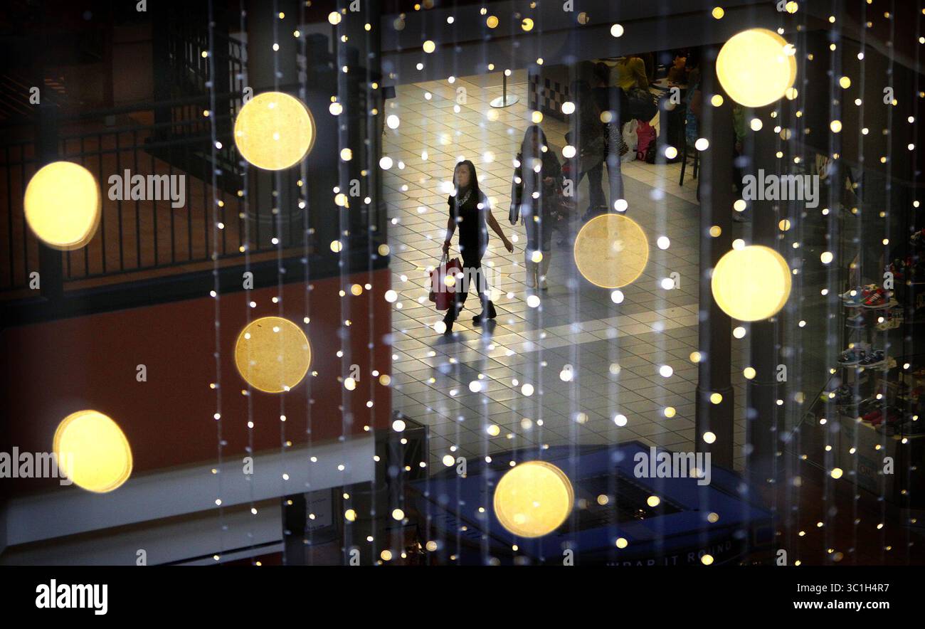 18 novembre 2011 - Stati Uniti - luci e decorazioni natalizie adornano molte delle varie aree commerciali e piani del Mall of America. Gli acquirenti erano in giro venerdì pomeriggio, 18 novembre, per iniziare in modo positivo la prossima stagione natalizia. Quest'anno il MOA aprirà i battenti il Black Friday a mezzanotte, invece che in passato, alle 6 del mattino. JIM (/STAR TRIBUNE) / 18 novembre 2011/13:00 PM , Rochester, Minnesota (immagine di credito: Jim Gehrz/Minneapolis Star Tribune/TNS via ZUMA Wire) Foto Stock