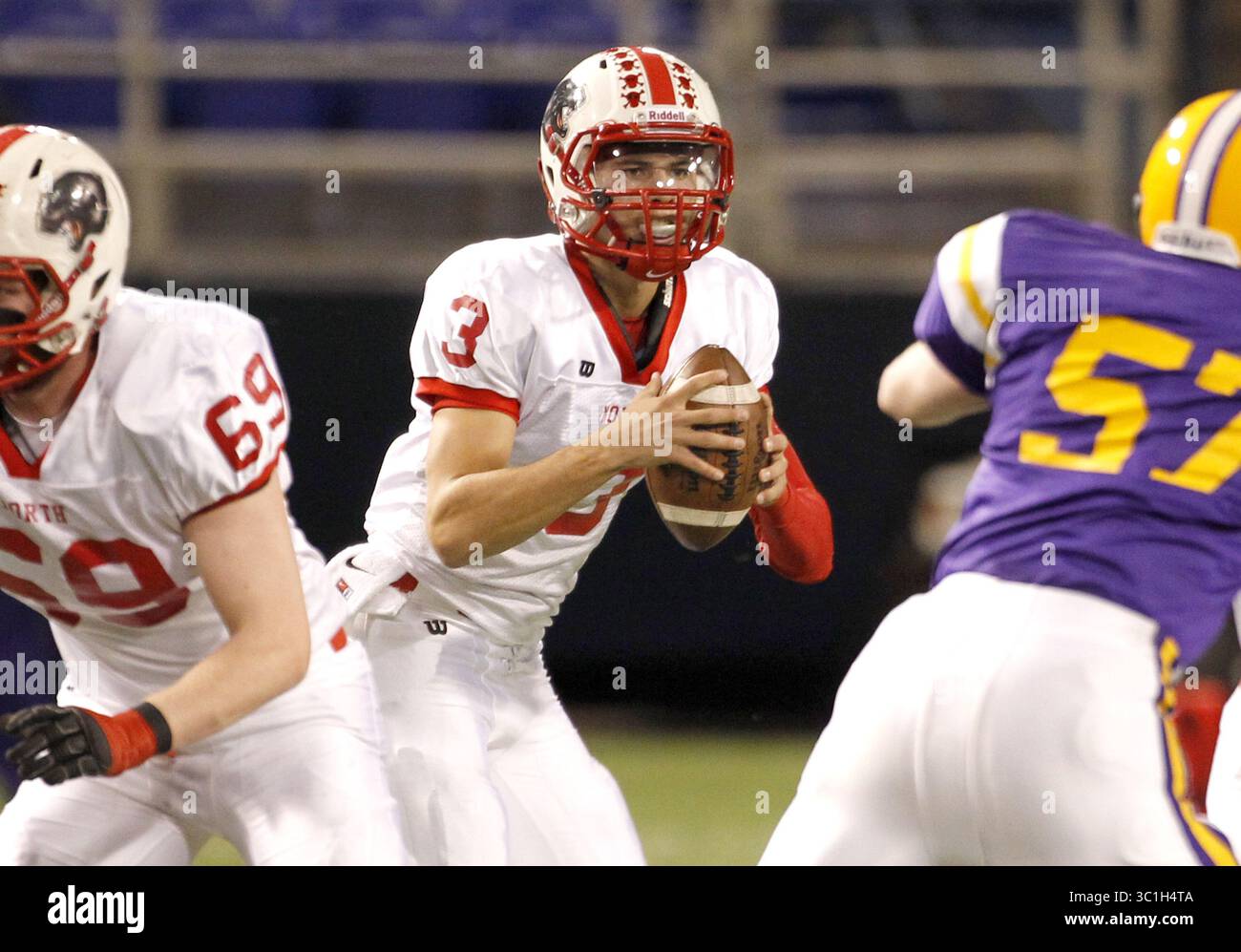 11 novembre 2011 - Minneapolis, Minnesota, Stati Uniti - quarterback, Trey Heid, 3, Lakeville North, è Star Tribune Metro Player of the Year. Le foto sono tratte dall'azione di gioco di venerdì al Metrodome classe 5A quarti di finale. Lakeville North vs Cretin Derham-Hall. Cretin Derham-Hall ha vinto con un Field goal all'ultimo secondo, eliminando Lakeville dal torneo statale. [   Incarico  #20020579A  11 novembre 2011   LUG: Prepfootball1115  INFORMAZIONI AGGIUNTIVE: Nome CQ per roster (immagine di credito: Tom Wallace/Minneapolis Star Tribune/TNS via ZUMA Wire) Foto Stock