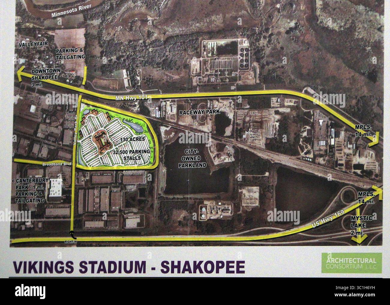 11 gennaio 2012 - St. Paul, Minnesota, Stati Uniti - Un disegno di un sito proposto a Shakopee per un nuovo stadio dei Vikings è stato esposto alla conferenza stampa presso lo State Office Building. JIM (/STAR TRIBUNE) / 11 gennaio 2012 / 9:00 AM , Minneapolis, MNBACKGROUND INFORMAZIONI: Shakopee Mayor Brad Tabke, alcuni dirigenti d'affari e legislatori erano tra quelli in una conferenza stampa, presentando una proposta per costruire un possibile stadio Vikings su un sito di 130 acri a Shakopee tra le autostrade 101 e 169. La proposta costerebbe circa 920 milioni di dollari. (Immagine di credito: Jim Gehrz/Minneapolis Star Tribune/TNS via cavo ZUMA) Foto Stock
