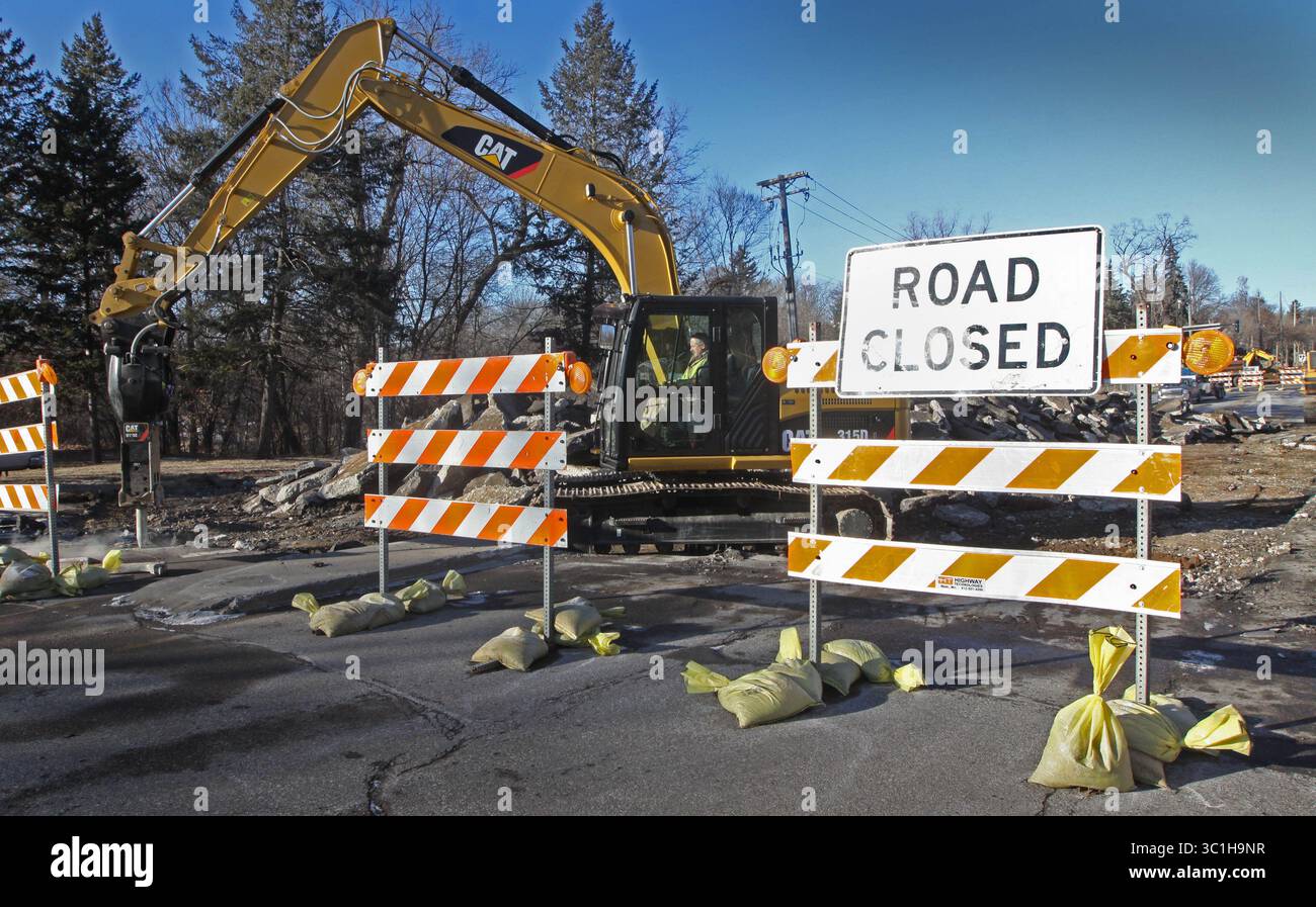 17 gennaio 2012 - Stati Uniti - gli equipaggi hanno iniziato a rimuovere il letto stradale dal ponte di Lyndale Ave. Sul Minnehaha creek come parte della ricostruzione del ponte il 17 gennaio 2012. Il ponte sarà chiuso fino a ottobre e anche Lyndale Ave sarà ricostruita dal ponte alla West 56th Street come parte del progetto. /Star Tribune (immagine di credito: Bruce Bisping/Minneapolis Star Tribune/TNS via cavo ZUMA) Foto Stock