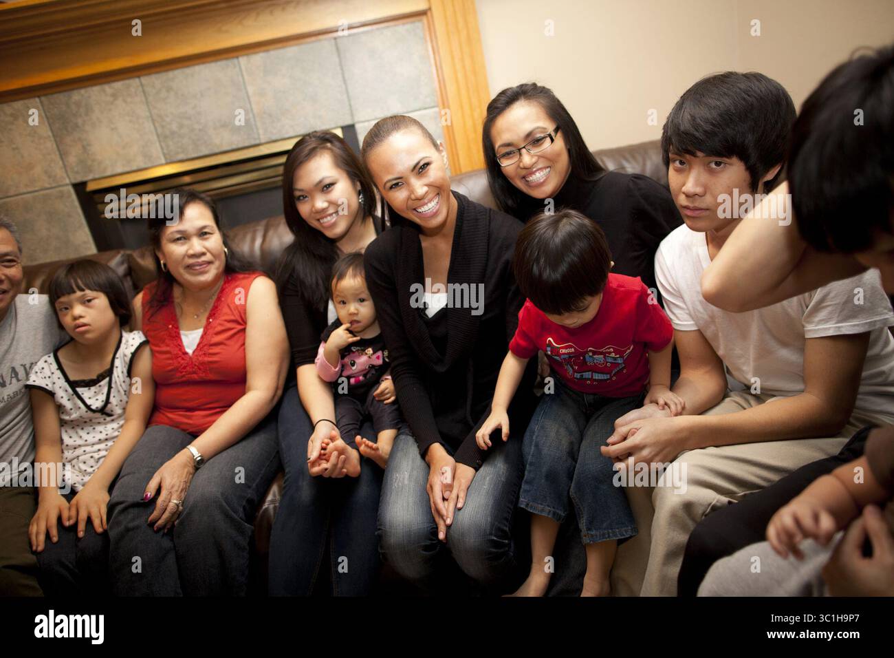 23 gennaio 2012 - Savage, Stati Uniti - Miss Minnesota Nitaya Panemalaythong (centro in nero con i capelli tirati indietro) vive a Savage, Minn. Con dieci membri della sua famiglia. Ha posato per una foto lunedì 23 gennaio 2012 con la maggior parte della sua famiglia accanto a lei. (/ ) Nitaya Panemalaythong (immagine di credito: Renee Jones Schneider/Minneapolis Star Tribune/TNS via cavo ZUMA) Foto Stock