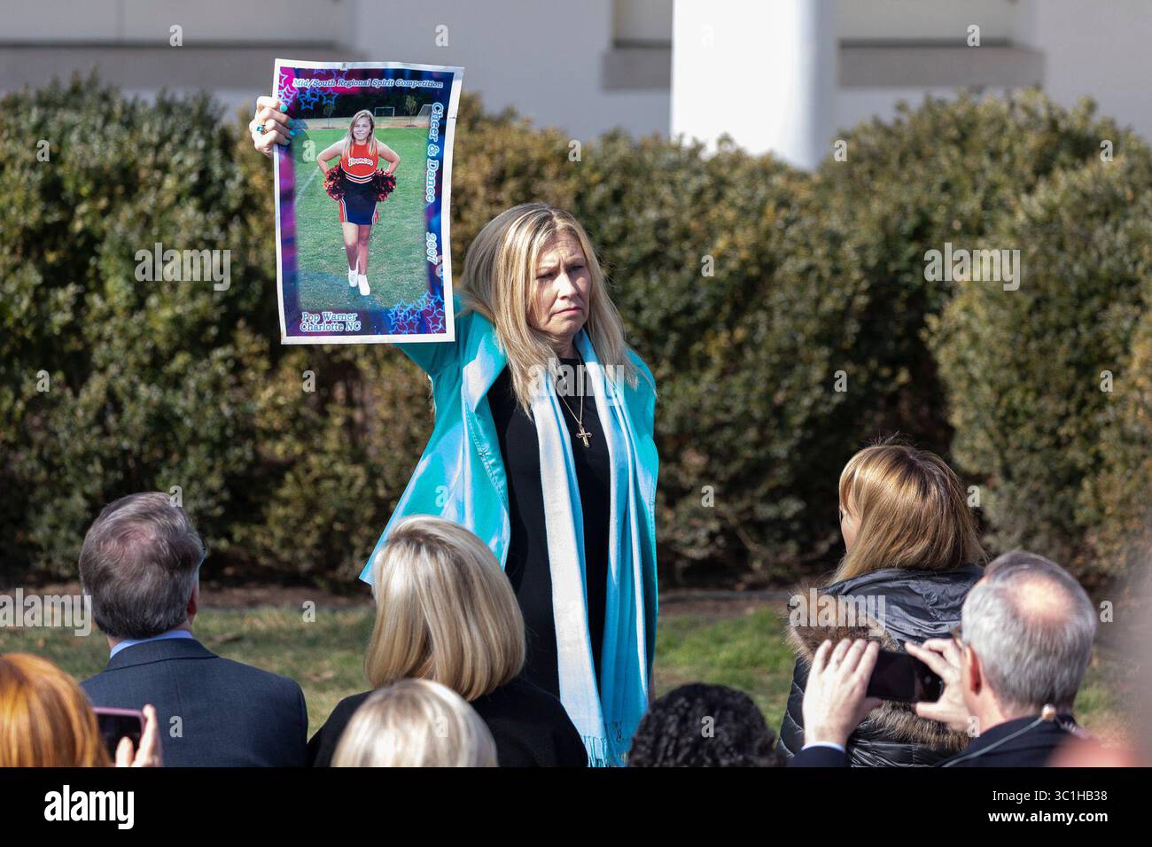 15 febbraio 2019 - Washington, Distretto di Columbia, Stati Uniti - "Angel Mother" SUSAN STEVENS, tiene una foto di sua figlia Toria Stevens morta a causa di un crimine commesso da un alieno illegale fotografata dopo che il presidente degli Stati Uniti Trump ha dichiarato un'emergenza nazionale oltre il confine meridionale e la necessità di sicurezza delle frontiere nel Rose Garden della Casa Bianca (immagine di credito: © White House/ZUMA Wire/ZUMAPRESS.com) Foto Stock