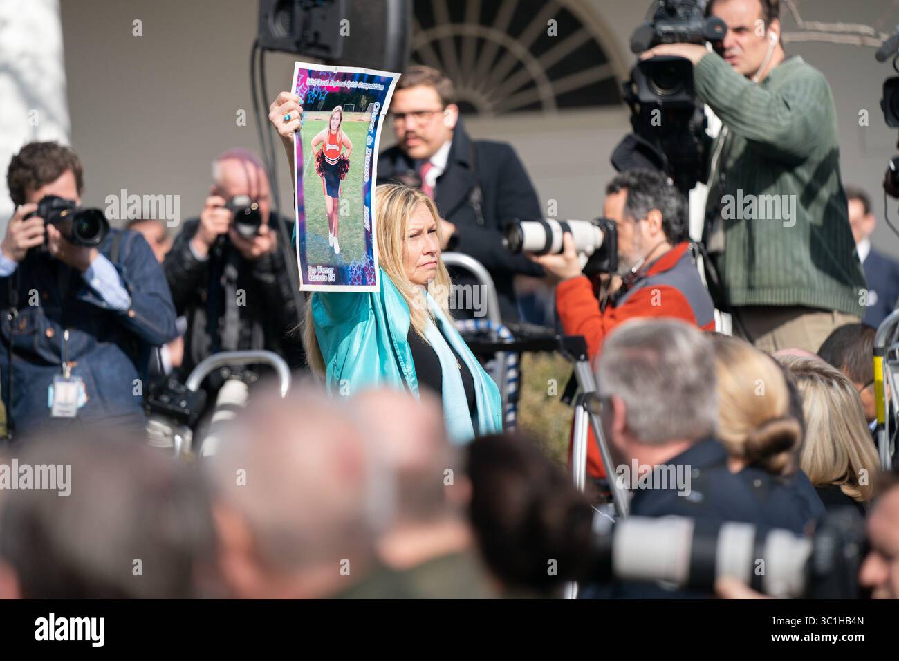 15 febbraio 2019 - Washington, Distretto di Columbia, Stati Uniti - "Angel Mother" SUSAN STEVENS, tiene una foto di sua figlia Toria Stevens morta a causa di un crimine commesso da un alieno illegale fotografata dopo che il presidente degli Stati Uniti Trump ha dichiarato un'emergenza nazionale oltre il confine meridionale e la necessità di sicurezza delle frontiere nel Rose Garden della Casa Bianca (immagine di credito: © White House/ZUMA Wire/ZUMAPRESS.com) Foto Stock
