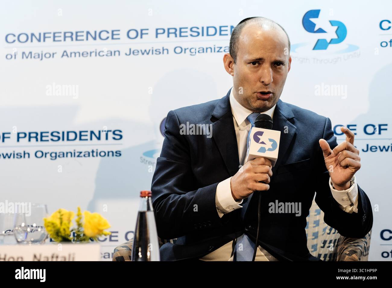 18 febbraio 2019 - Gerusalemme, Israele - NAFTALI BENNET, Ministro dell'istruzione e degli affari della diaspora e Capo del nuovo Partito della destra, è intervistato alla 45a Conferenza dei presidenti delle principali organizzazioni ebraiche americane Leadership Mission to Israel (COP) presso l'Inbal Hotel di Gerusalemme. Partecipano più di 100 leader americani delle 53 organizzazioni membri della Conferenza e del suo National Leadership Council. (Immagine di credito: © Nir Alon/ZUMA Wire) Foto Stock