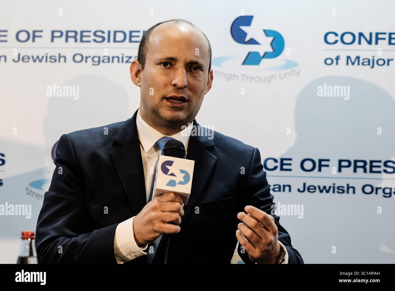 18 febbraio 2019 - Gerusalemme, Israele - NAFTALI BENNET, Ministro dell'istruzione e degli affari della diaspora e Capo del nuovo Partito della destra, è intervistato alla 45a Conferenza dei presidenti delle principali organizzazioni ebraiche americane Leadership Mission to Israel (COP) presso l'Inbal Hotel di Gerusalemme. Partecipano più di 100 leader americani delle 53 organizzazioni membri della Conferenza e del suo National Leadership Council. (Immagine di credito: © Nir Alon/ZUMA Wire) Foto Stock
