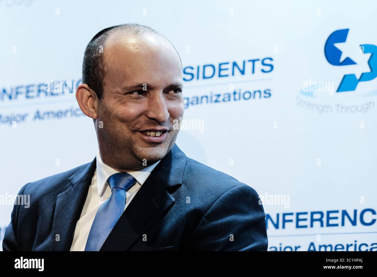 18 febbraio 2019 - Gerusalemme, Israele - NAFTALI BENNET, Ministro dell'istruzione e degli affari della diaspora e Capo del nuovo Partito della destra, è intervistato alla 45a Conferenza dei presidenti delle principali organizzazioni ebraiche americane Leadership Mission to Israel (COP) presso l'Inbal Hotel di Gerusalemme. Partecipano più di 100 leader americani delle 53 organizzazioni membri della Conferenza e del suo National Leadership Council. (Immagine di credito: © Nir Alon/ZUMA Wire) Foto Stock