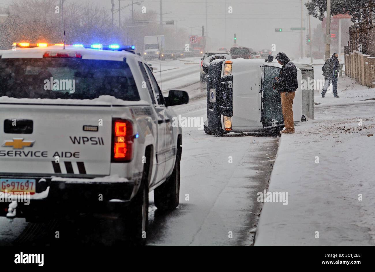 19 febbraio 2019 - Albuquerque, NEW MEXICO, Stati Uniti - Slick Roads sono stati un problema per molti, in quanto ci sono stati oltre 100 incidenti segnalati da mezzanotte come questo lungo Montgomery e Brenda ne. Martedì 19 febbraio 2019. (Immagine di credito: © Jim Thompson/Albuquerque Journal via ZUMA Wire) Foto Stock
