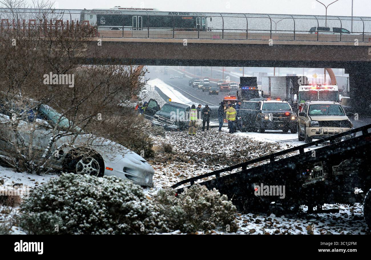 19 febbraio 2019 - Albuquerque, NEW MEXICO, Stati Uniti - le strade Slick sono state un problema per molti in quanto ci sono stati oltre 100 incidenti segnalati da mezzanotte come questo incidente stradale lungo la i-40 e Carlisle. Martedì 19 febbraio 2019. (Immagine di credito: © Jim Thompson/Albuquerque Journal via ZUMA Wire) Foto Stock