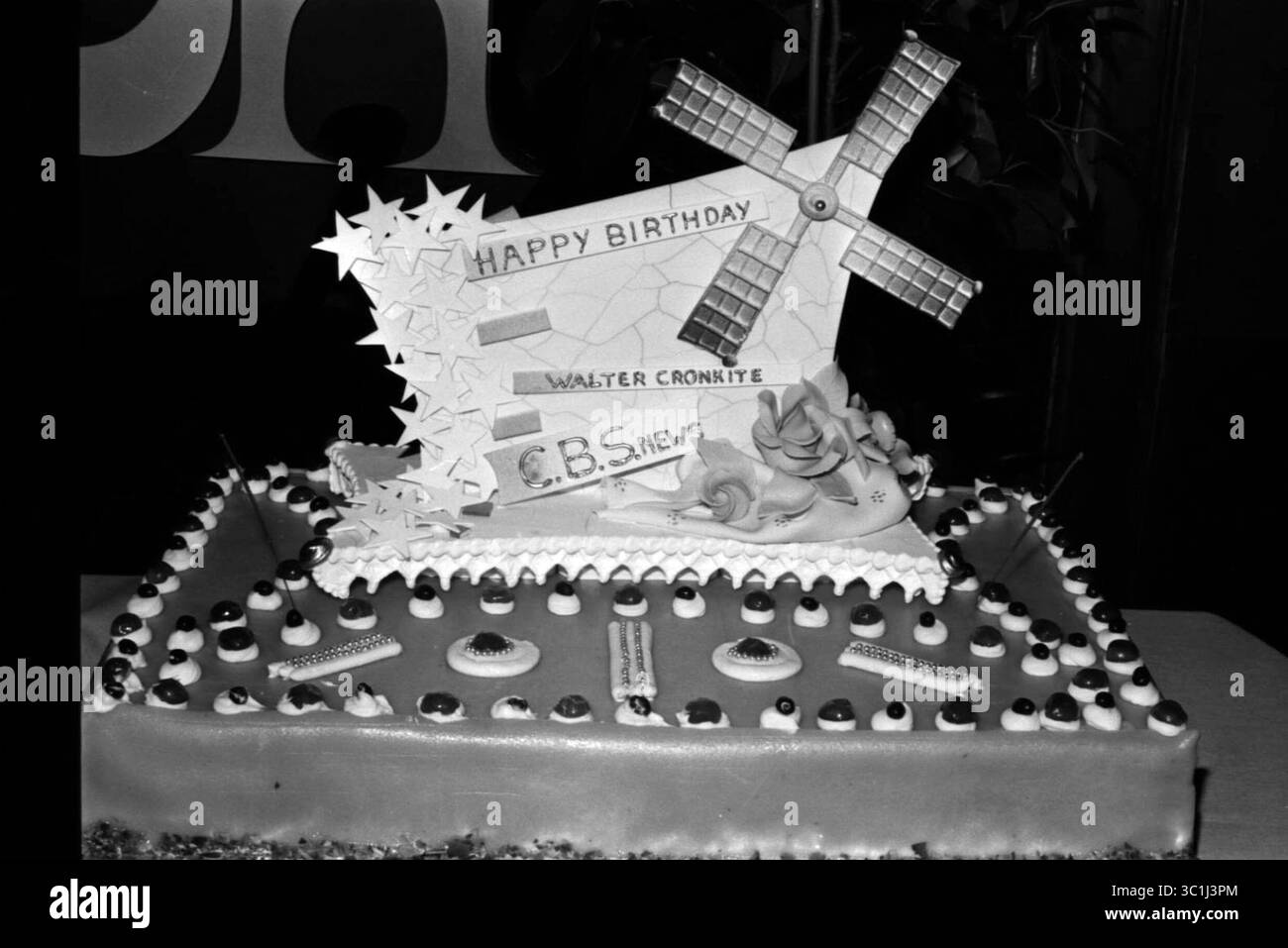 Walter Cronkite celebra il suo compleanno ad una festa ad Amsterdam con una torta a forma di mulino a vento olandese. (Immagine di credito: © Barry Schultz/ZUMA Wire) Foto Stock