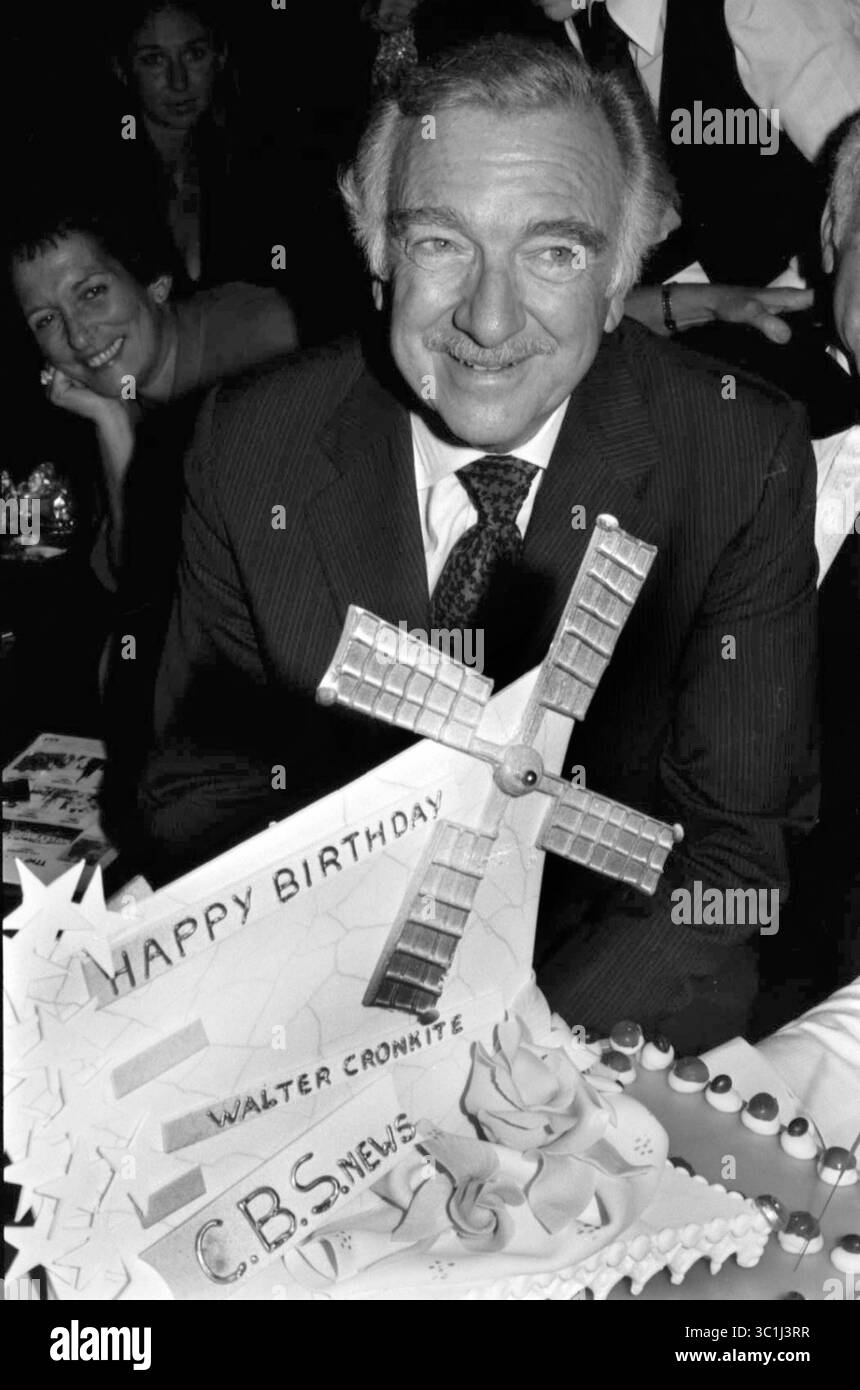 Walter Cronkite celebra il suo compleanno ad una festa ad Amsterdam con una torta a forma di mulino a vento olandese. (Immagine di credito: © Barry Schultz/ZUMA Wire) Foto Stock