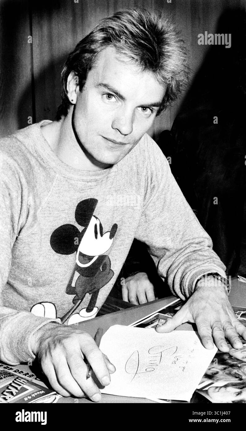 23 febbraio 2017 - Amsterdam Parigi, Paesi Bassi francia - The Police..in principio..Sting (cantante, chitarra), Stewart Copeland (batteria), Andy Summers (chitarra)..Sting guarda le riviste dei fan olandesi e firma il suo autografo. (Immagine di credito: © Barry Schultz/ZUMA Wire) Foto Stock