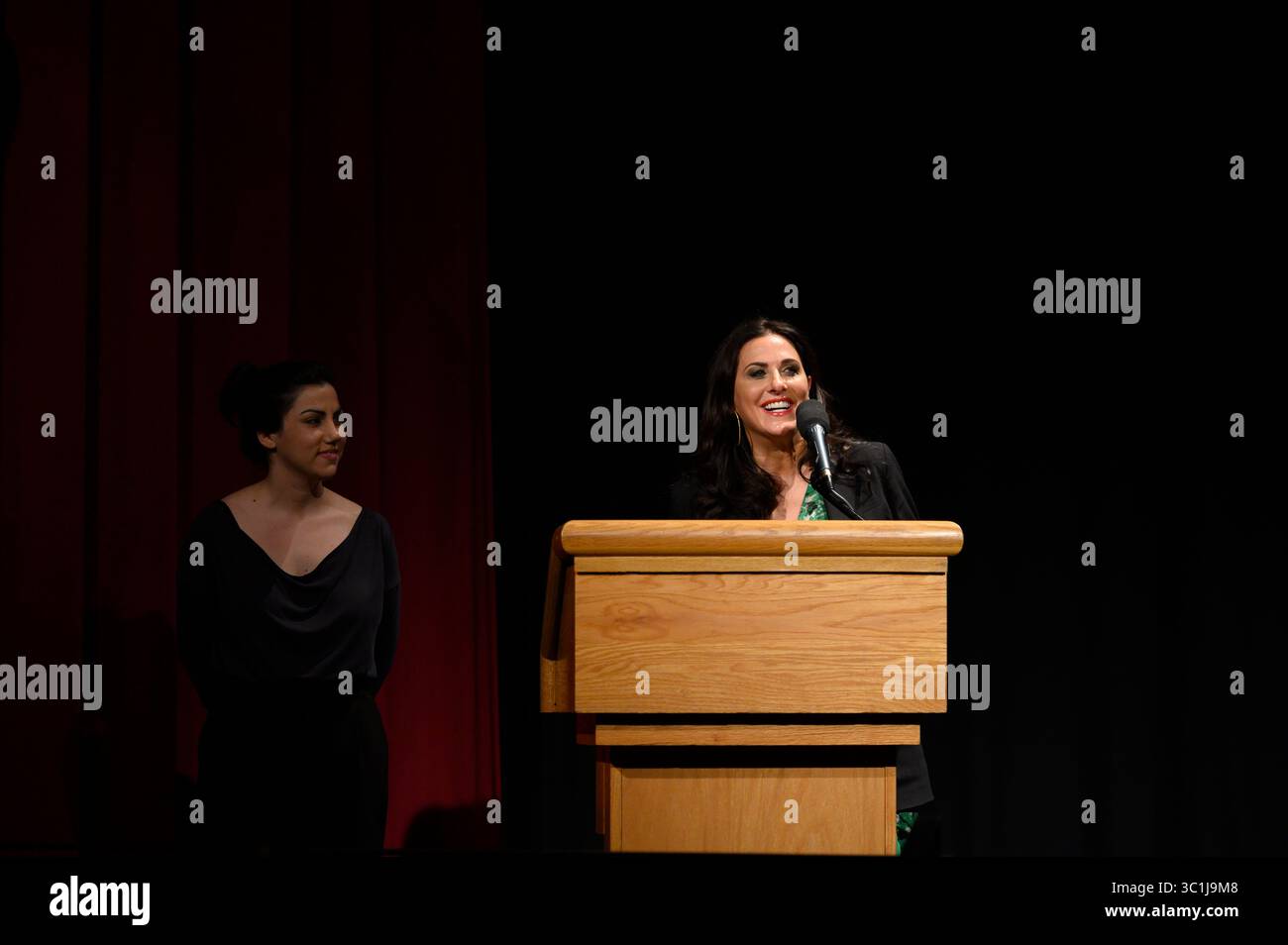 19 febbraio 2019 - Beverly Hills, California, Stati Uniti - Rayka Zehtabchi e Melissa Berton del documentario nominato all'Oscar Short Subject â'period. â fine della frase durante l'Accademia delle arti e delle scienze del cinema,'Oscar Week: Documentari' (immagine di credito: © AMPAS via ZUMA Wire/ZUMAPRESS.com) Foto Stock