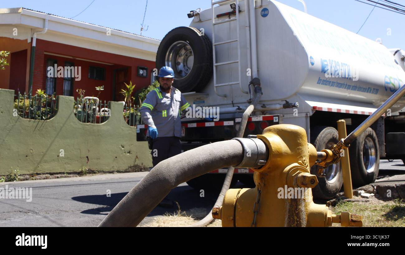 21 febbraio 2019 - la ESPH se vio obligada a llevar agua en camiones cisterna a las partes altas de San Rafael y San Isidro de Heredia. Foto cortesÃÂ­a ESPH. (Immagine di credito: © la Nacion via ZUMA Press) Foto Stock