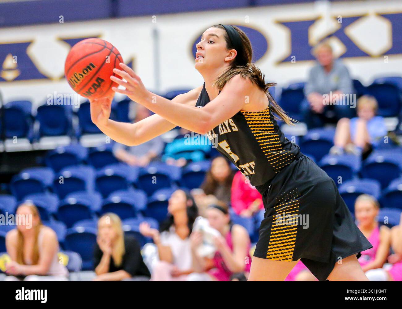 21 febbraio 2019: La guardia statale di Fort Hays Taylor Rolfs (5) passa la palla durante una partita di basket tra i Fort Hays State Tigers e i Central Oklahoma Bronchos all'Hamilton Field House di Edmond, Oklahoma. Gray Siegel/CSM(immagine di credito: &Copy; Gray Siegel/CSM tramite cavo ZUMA) Foto Stock