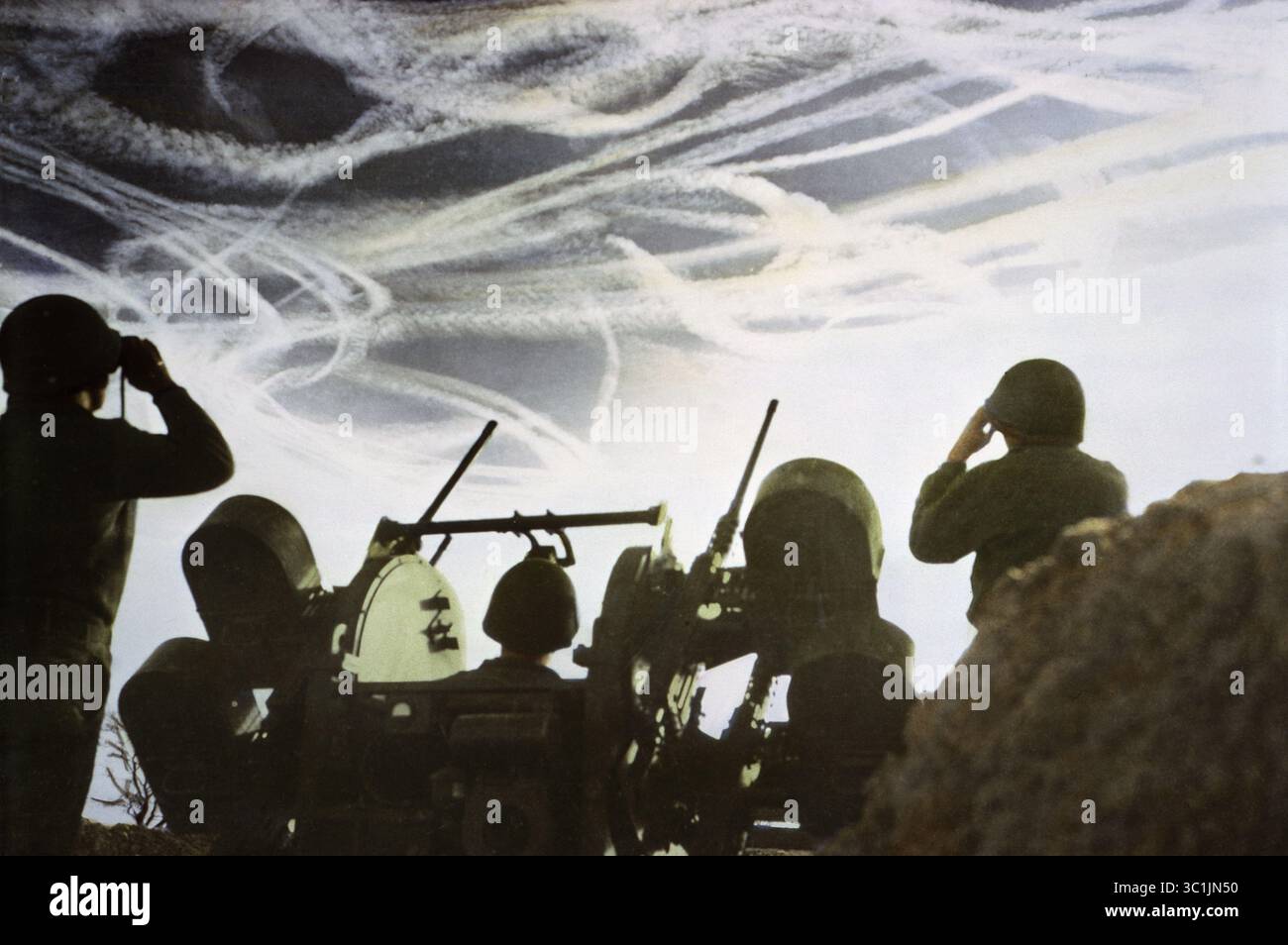 10 dicembre 2018 - Belgio - Crew of multiple Gun Motor Carriage M16 Waiting to Fire on Enemy Plane AS Vapor Trails Fill Sky, Ardenne-Alsazia Campaign, Battle of the Bulge, 1944 (Credit Image: © JT Vintage/Glasshouse via ZUMA Wire) Foto Stock