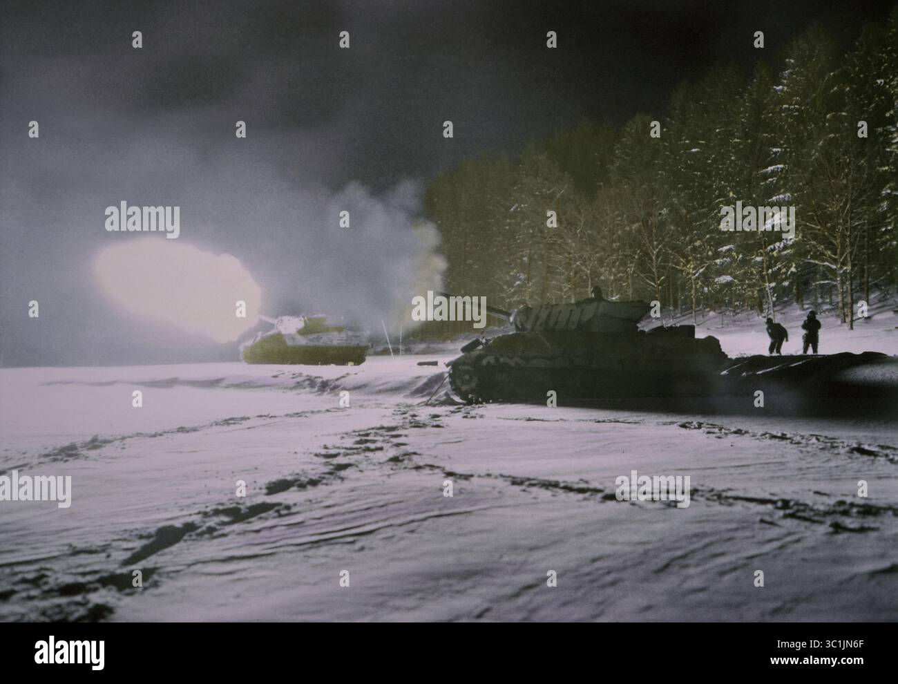 11 dicembre 2018 - Belgio - Carriage con motore a pistola da 3 pollici che spara sulle posizioni nemiche di notte, campagna Ardenne-Alsazia, Battaglia delle Ardenne, 1945 (immagine di credito: © JT Vintage/Glasshouse via ZUMA Wire) Foto Stock