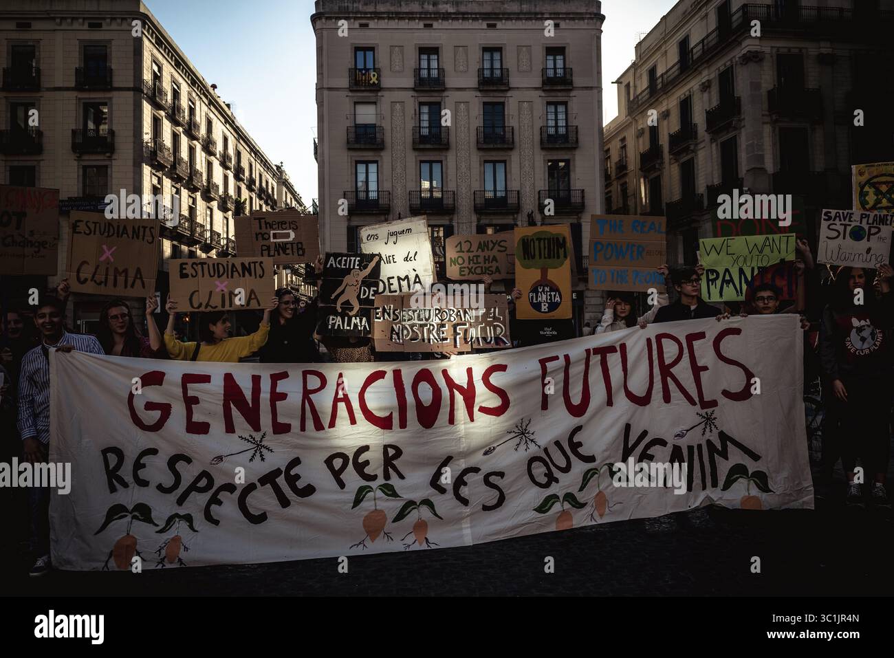 22 febbraio 2019 - Barcellona, Catalogna, Spagna - gli studenti chiedono un'azione contro il cambiamento climatico durante la prima protesta "venerdì per il futuro" a Barcellona. La protesta si unisce a un movimento globale ispirato alla studentessa svedese Greta Thunberg. (Immagine di credito: © Matthias OesterleZUMA Wire) Foto Stock