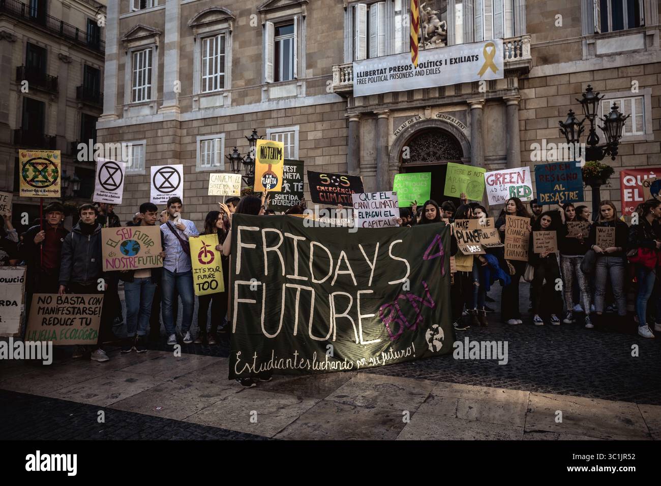 22 febbraio 2019 - Barcellona, Catalogna, Spagna - gli studenti chiedono un'azione contro il cambiamento climatico durante la prima protesta "venerdì per il futuro" a Barcellona. La protesta si unisce a un movimento globale ispirato alla studentessa svedese Greta Thunberg. (Immagine di credito: © Matthias OesterleZUMA Wire) Foto Stock