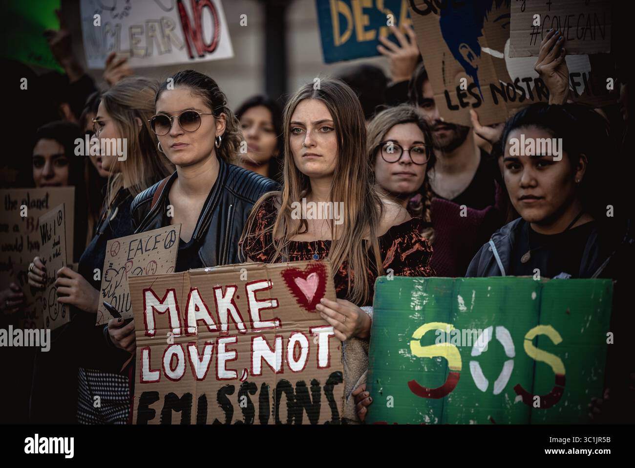 22 febbraio 2019 - Barcellona, Catalogna, Spagna - gli studenti chiedono un'azione contro il cambiamento climatico durante la prima protesta "venerdì per il futuro" a Barcellona. La protesta si unisce a un movimento globale ispirato alla studentessa svedese Greta Thunberg. (Immagine di credito: © Matthias OesterleZUMA Wire) Foto Stock