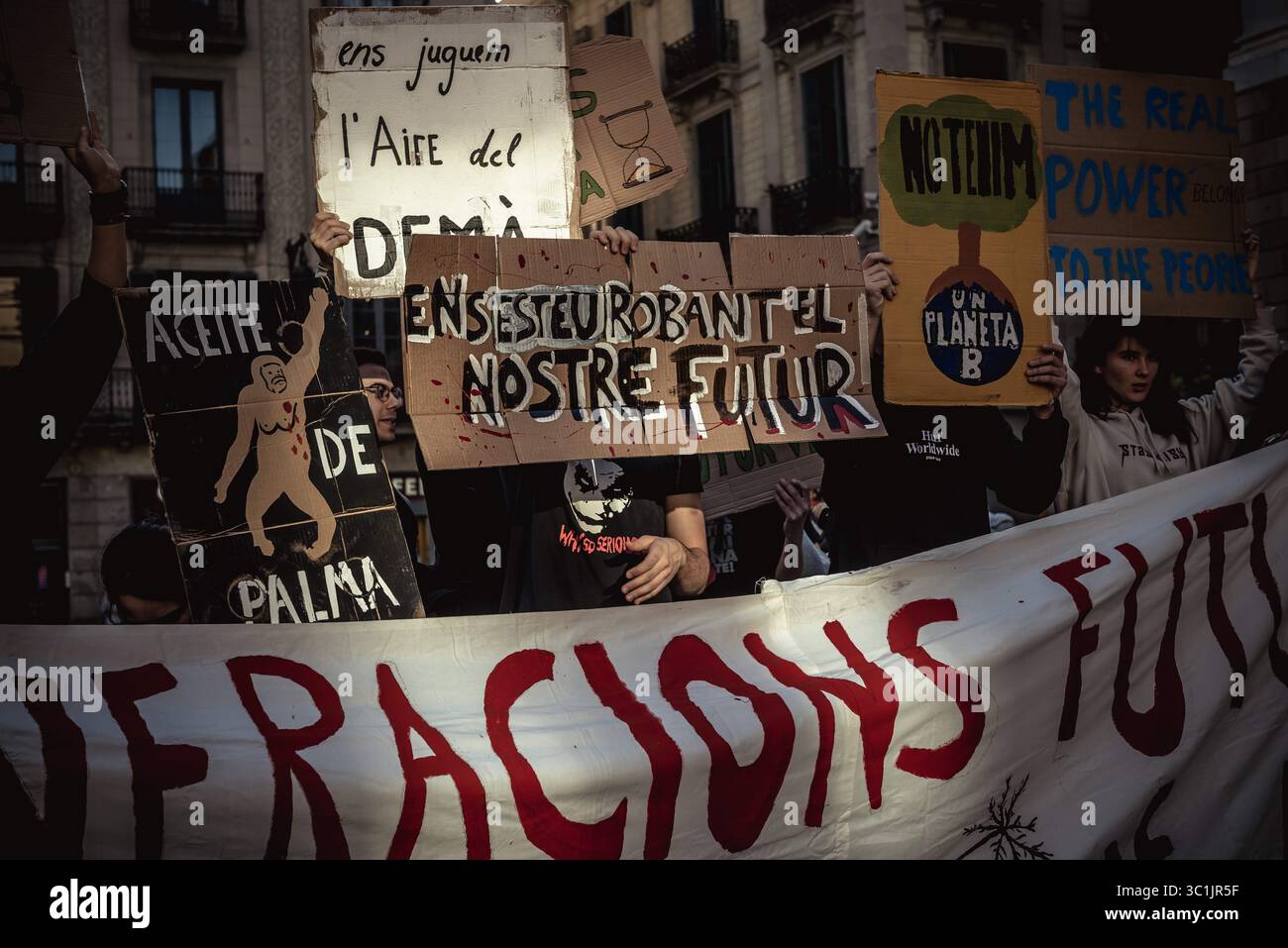 22 febbraio 2019 - Barcellona, Catalogna, Spagna - gli studenti chiedono un'azione contro il cambiamento climatico durante la prima protesta "venerdì per il futuro" a Barcellona. La protesta si unisce a un movimento globale ispirato alla studentessa svedese Greta Thunberg. (Immagine di credito: © Matthias OesterleZUMA Wire) Foto Stock