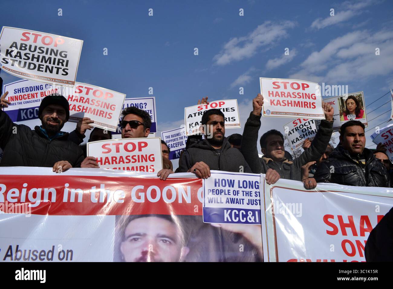 22 febbraio 2019 - Srinagar, Jammu e Kashmir, India - i commercianti del Kashmir hanno organizzato proteste a Srinagar, Kashmir contro la brutalità inflitta ai kashmiri nello Jammu e in altre parti dell'India continentale dalle forze indutvane. (Immagine di credito: © Masrat Zahra via ZUMA Wire) Foto Stock