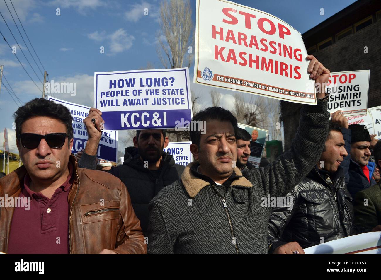 22 febbraio 2019 - Srinagar, Jammu e Kashmir, India - i commercianti del Kashmir hanno organizzato proteste a Srinagar, Kashmir contro la brutalità inflitta ai kashmiri nello Jammu e in altre parti dell'India continentale dalle forze indutvane. (Immagine di credito: © Masrat Zahra via ZUMA Wire) Foto Stock