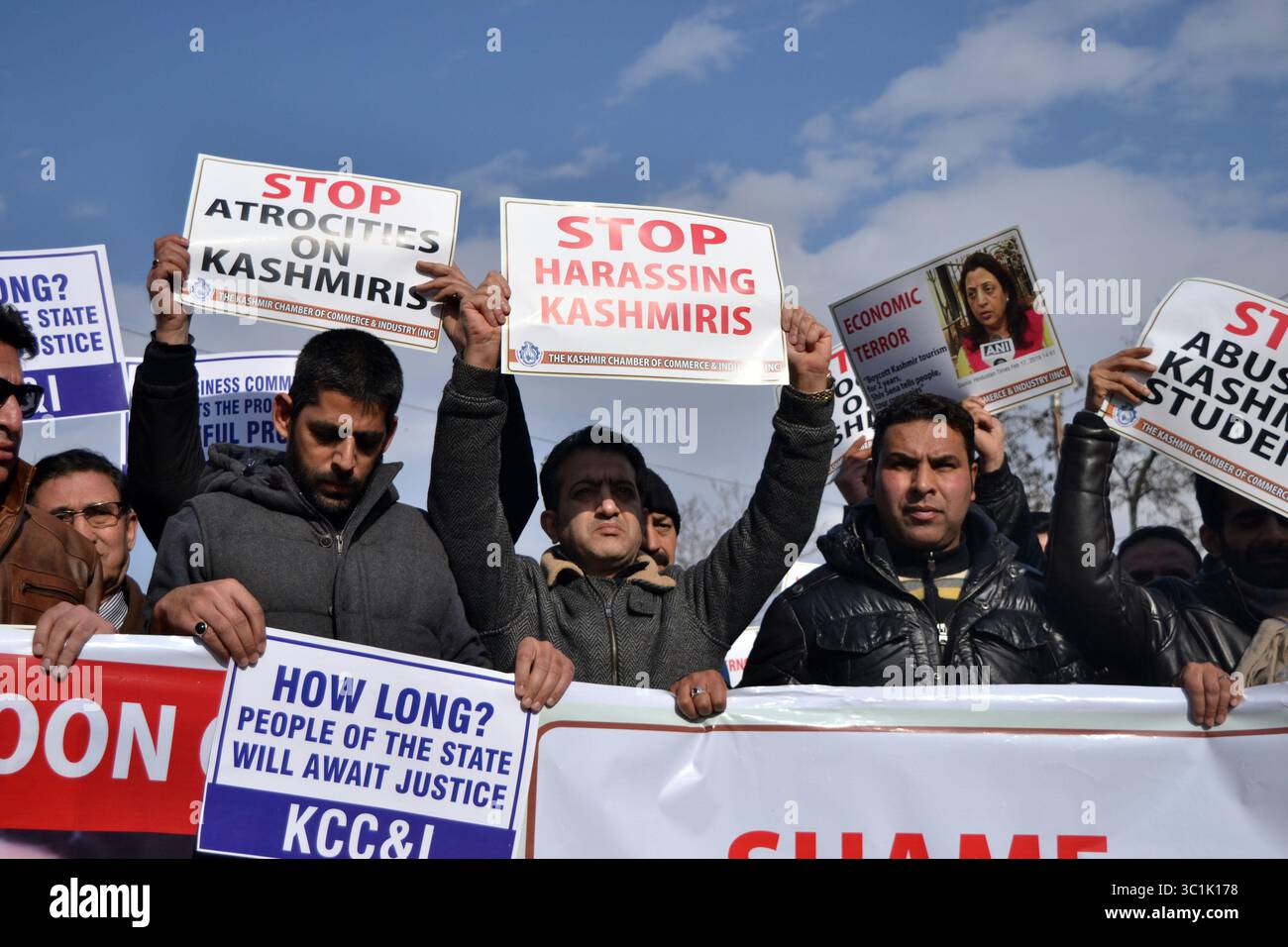 22 febbraio 2019 - Srinagar, Jammu e Kashmir, India - i commercianti del Kashmir hanno organizzato proteste a Srinagar, Kashmir contro la brutalità inflitta ai kashmiri nello Jammu e in altre parti dell'India continentale dalle forze indutvane. (Immagine di credito: © Masrat Zahra via ZUMA Wire) Foto Stock