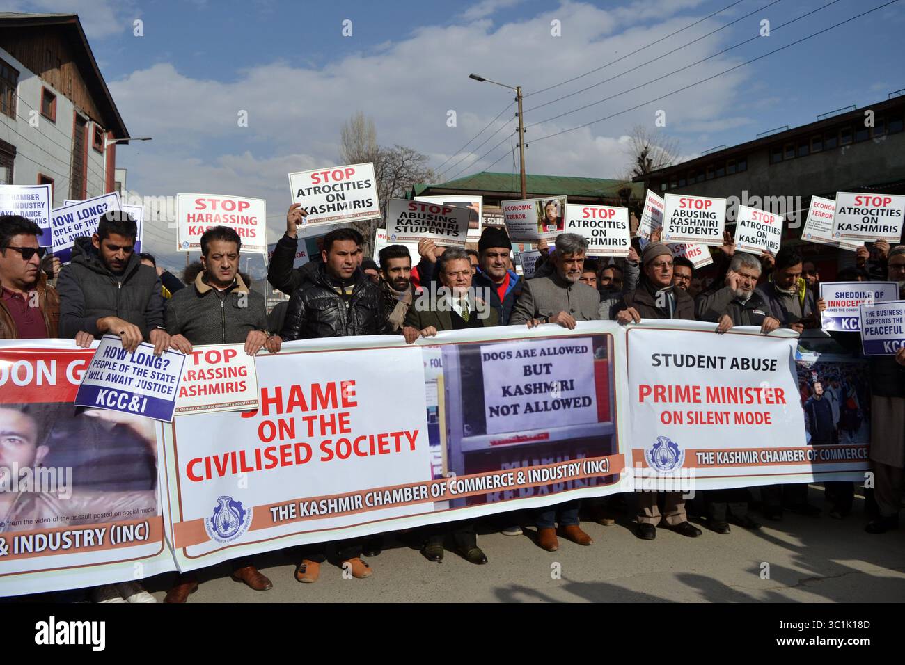 22 febbraio 2019 - Srinagar, Jammu e Kashmir, India - i commercianti del Kashmir hanno organizzato proteste a Srinagar, Kashmir contro la brutalità inflitta ai kashmiri nello Jammu e in altre parti dell'India continentale dalle forze indutvane. (Immagine di credito: © Masrat Zahra via ZUMA Wire) Foto Stock